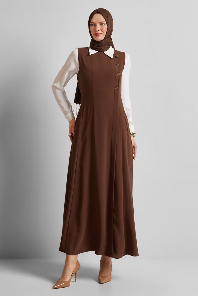 Hijab-Kleidung BRAUN TRÄGERKLEID MIT KNOPFDETAIL 45596 - ALVİNA