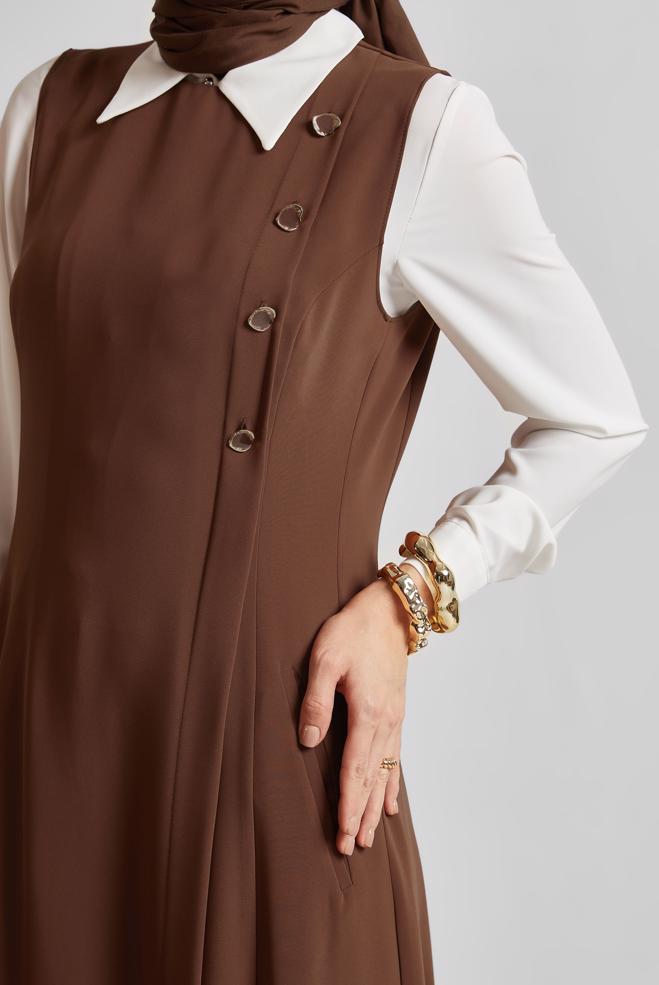 Hijab-Kleidung BRAUN TRÄGERKLEID MIT KNOPFDETAIL 45596 - ALVİNA