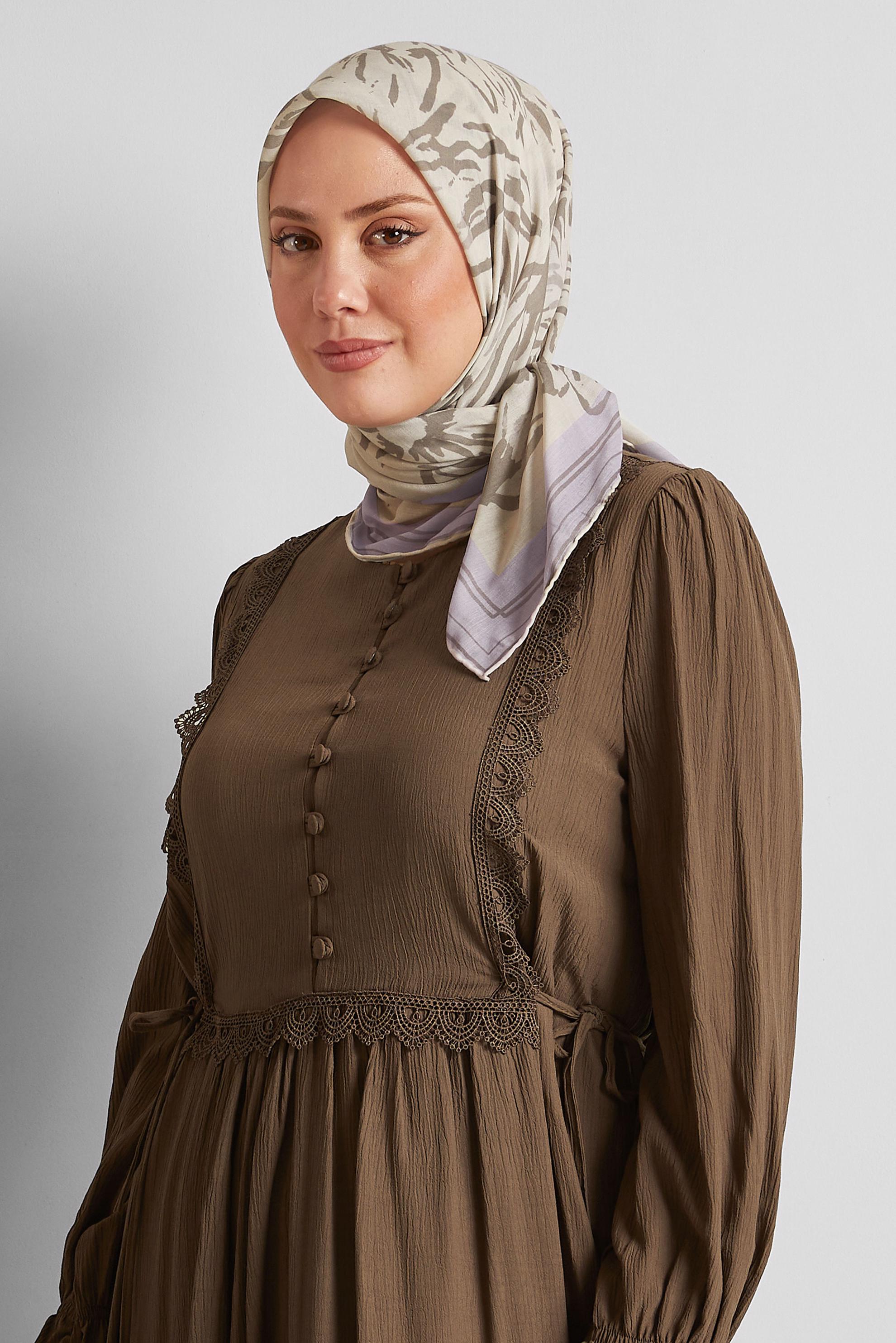 Tesettür giyim BEJ ALVİNA DESENLİ EŞARP 8562
