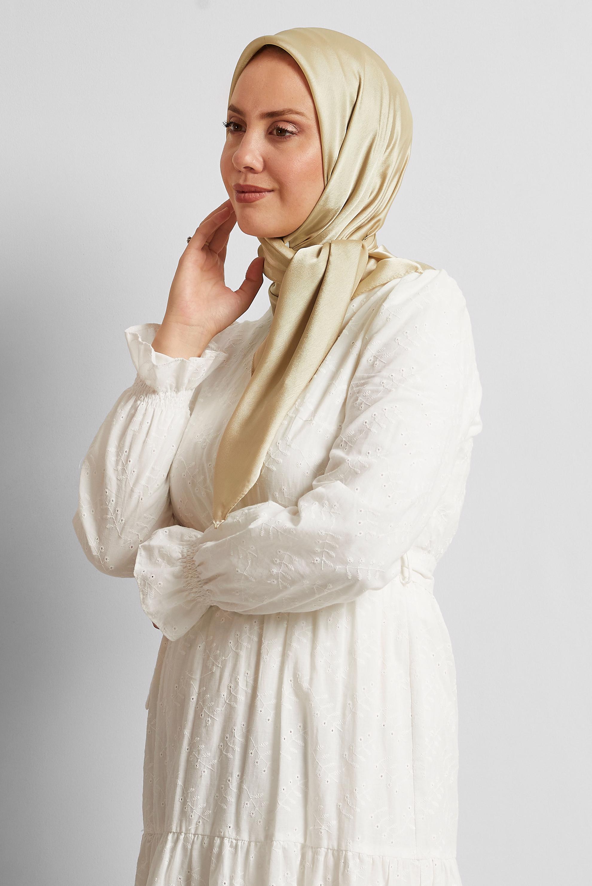 Tesettür giyim BEJ ALVİNA SATEN JANJAN EŞARP 8569