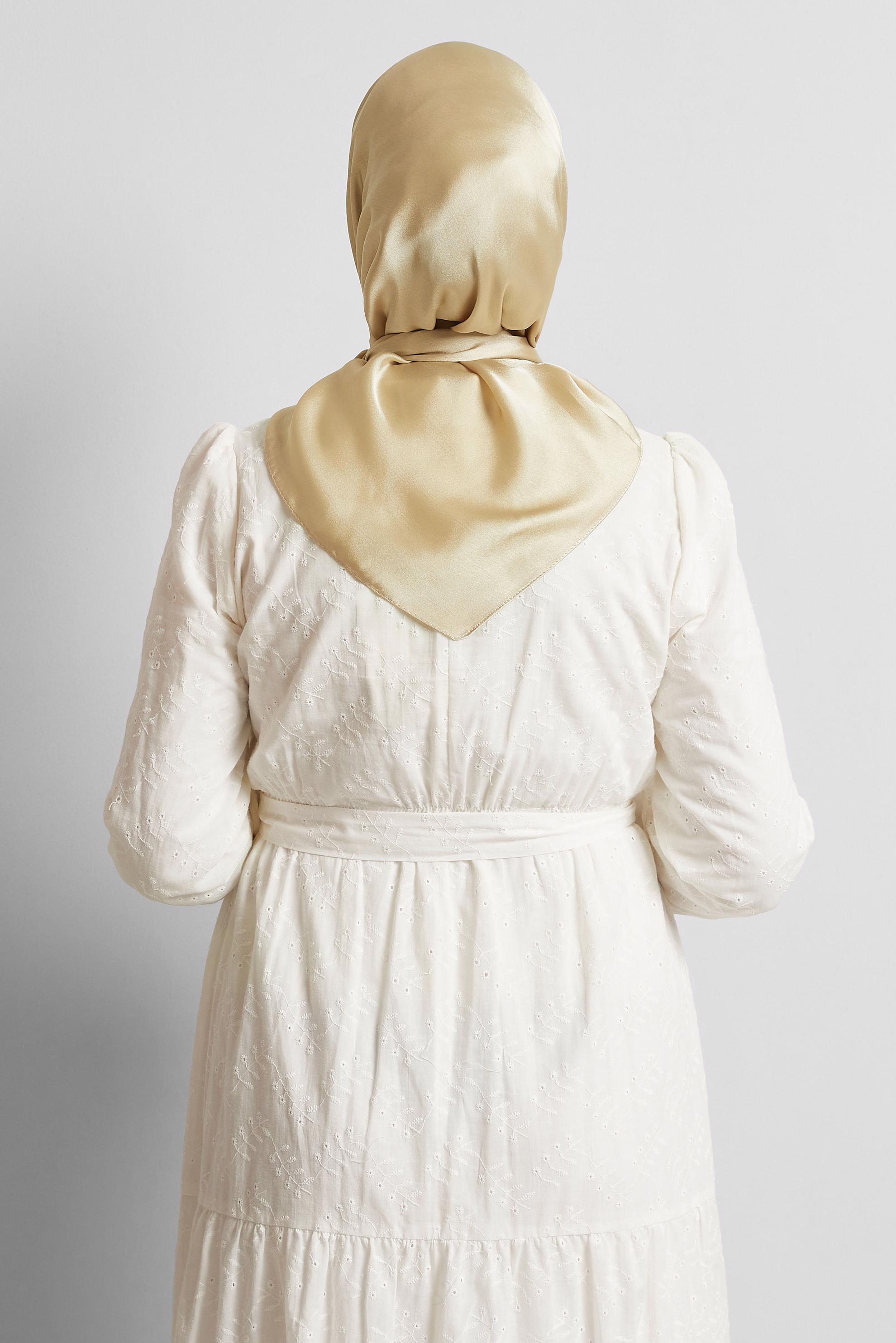 Tesettür giyim BEJ ALVİNA SATEN JANJAN EŞARP 8569