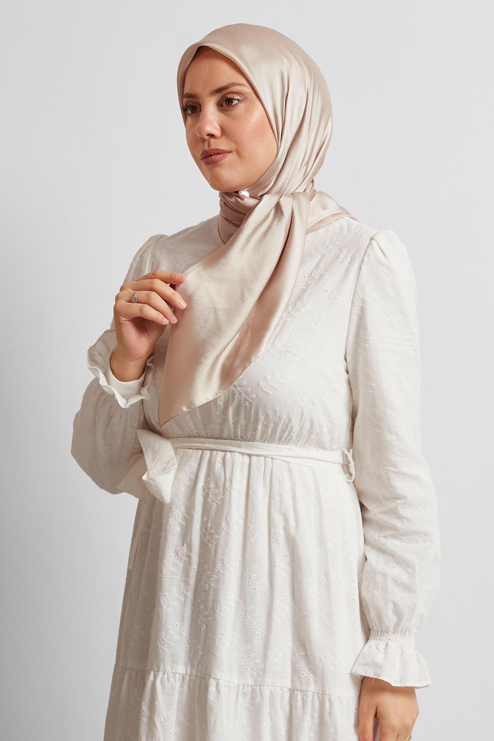 Tesettür giyim BEJ ALVİNA SATEN JANJAN EŞARP 8569