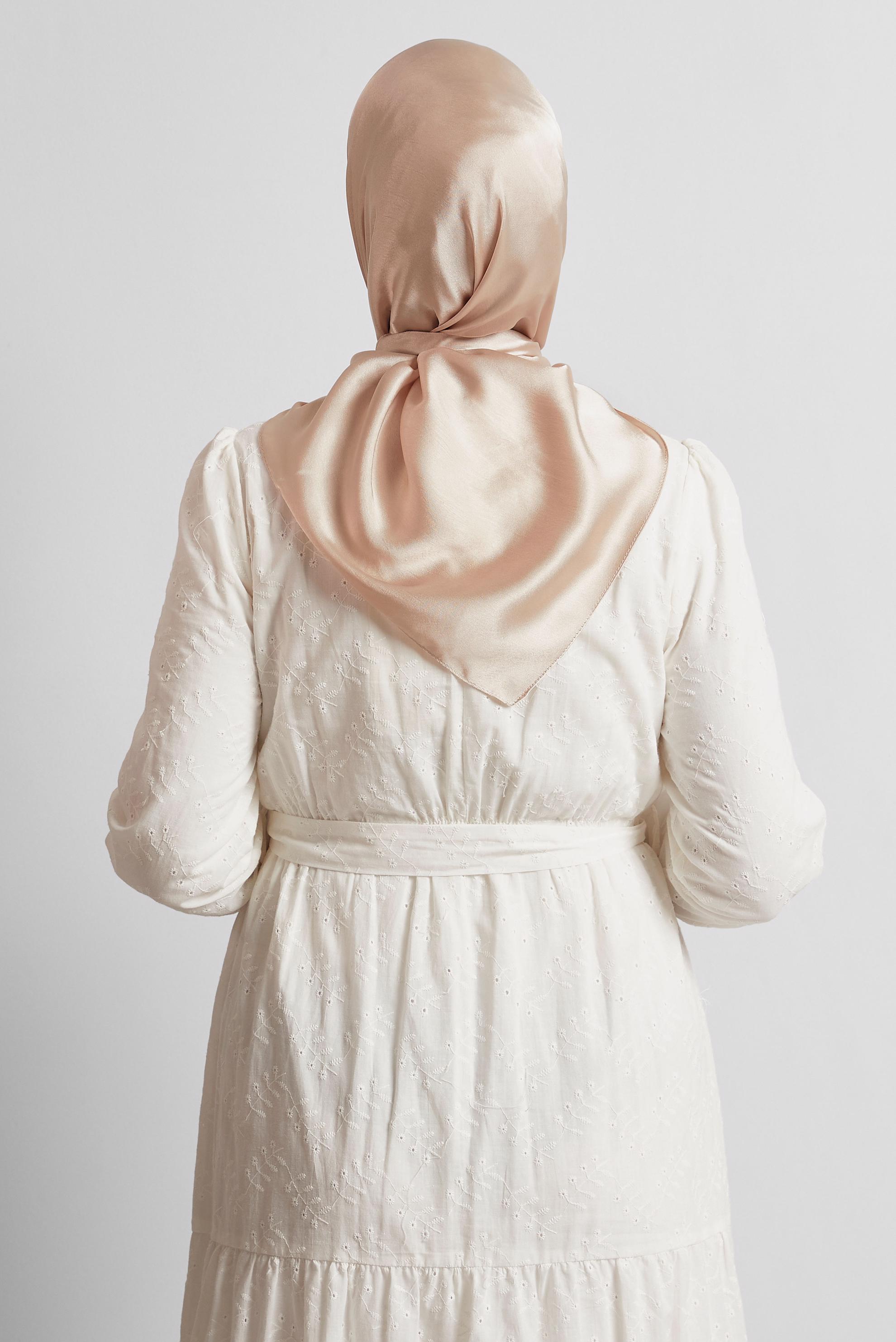 Tesettür giyim BEJ ALVİNA SATEN JANJAN EŞARP 8569