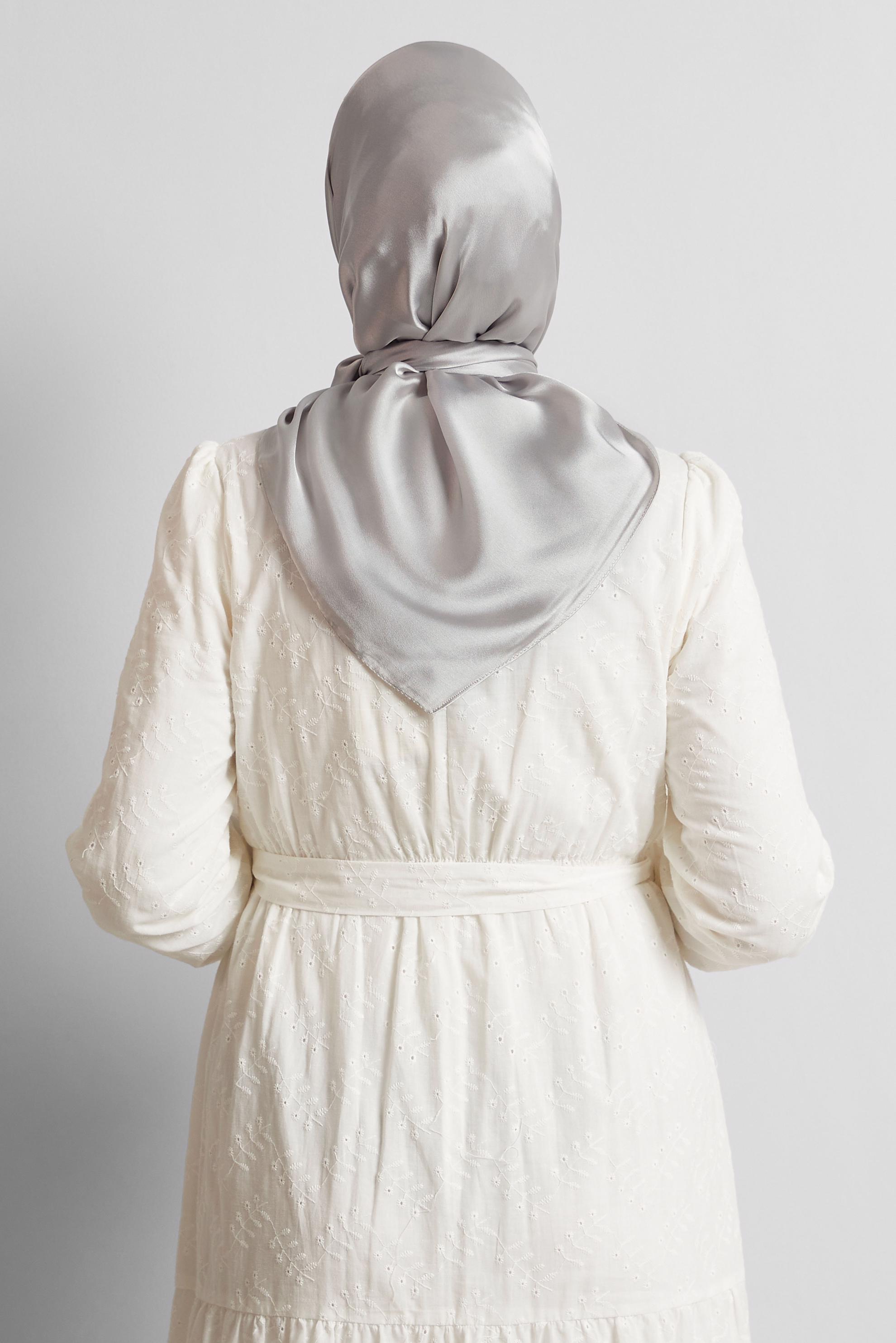 Tesettür giyim GRİ ALVİNA SATEN JANJAN EŞARP 8569