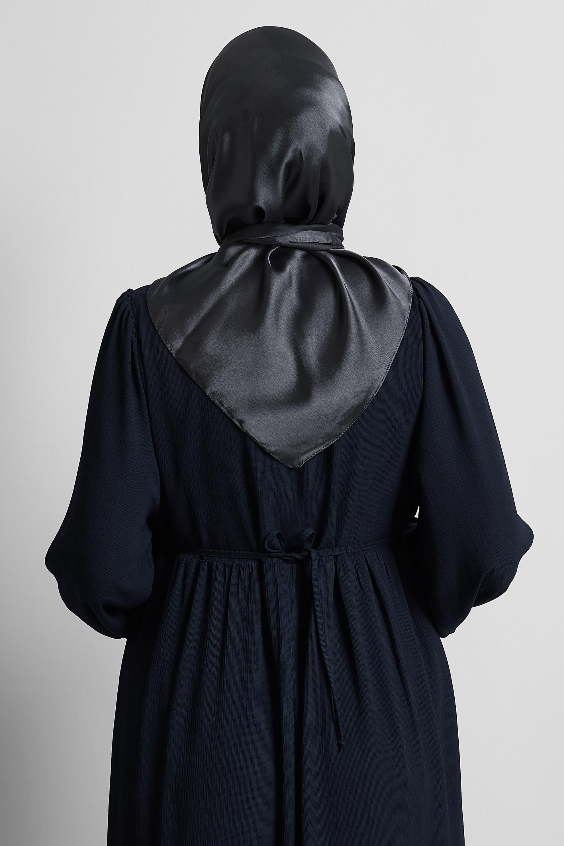 Tesettür giyim GRİ ALVİNA SATEN JANJAN EŞARP 8569