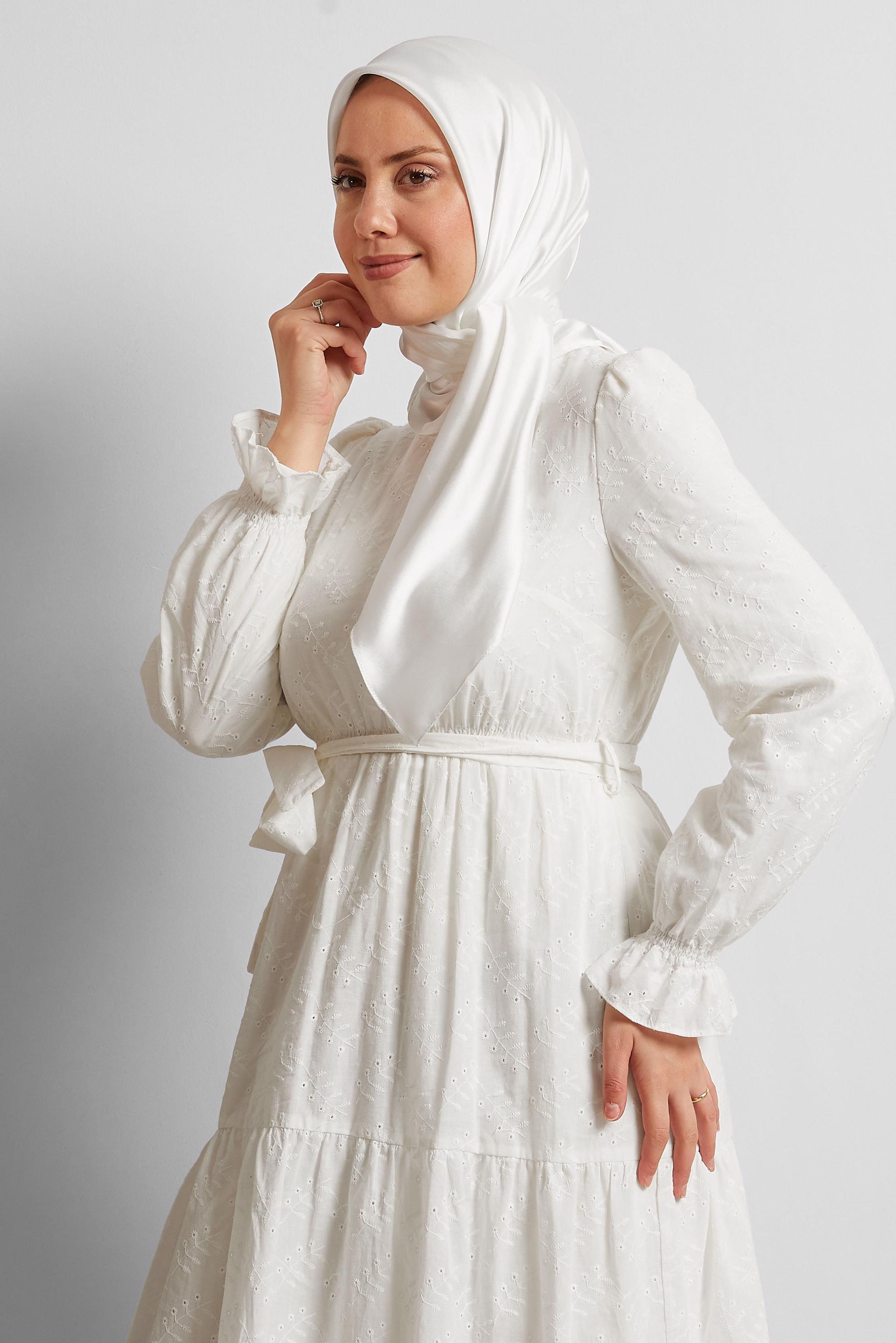 Tesettür giyim EKRU ALVİNA SATEN JANJAN EŞARP 8569