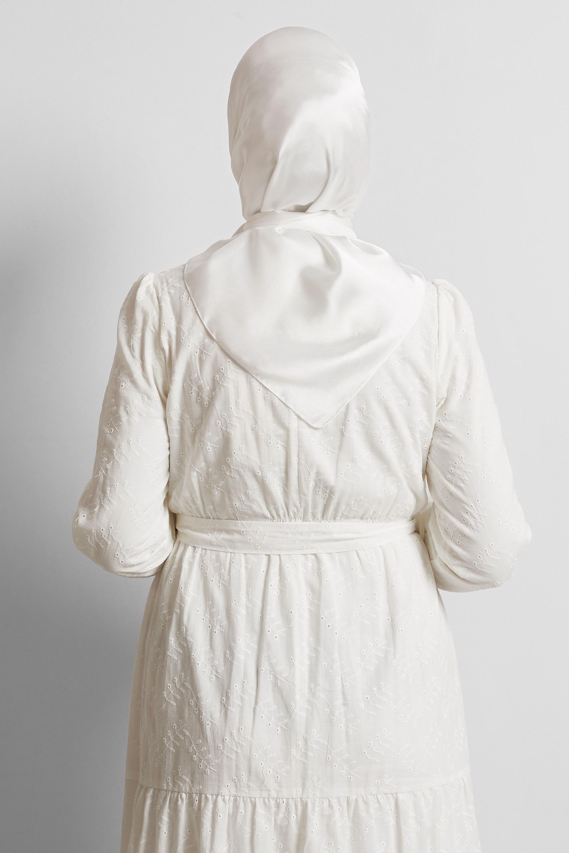 Tesettür giyim EKRU ALVİNA SATEN JANJAN EŞARP 8569