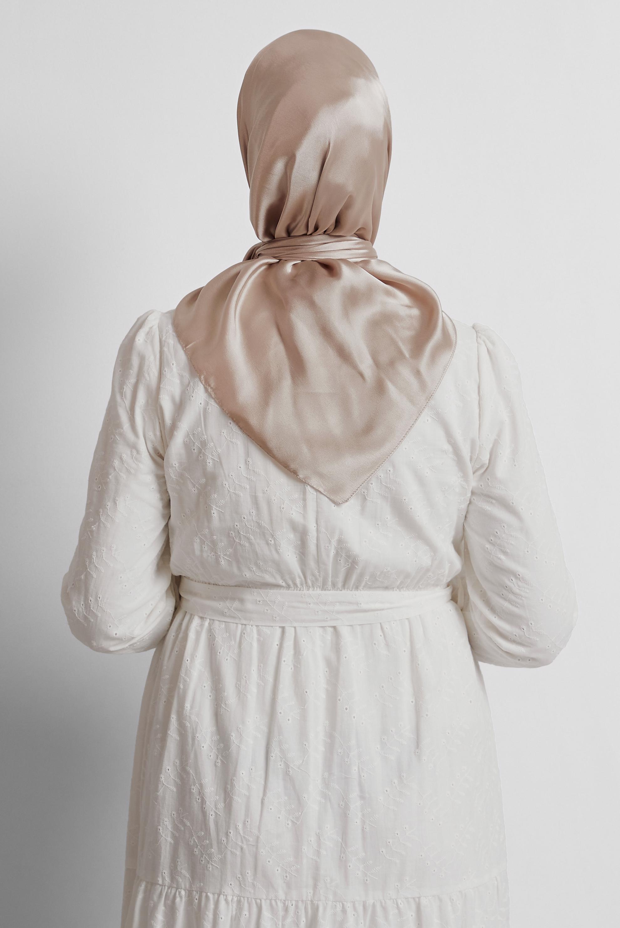 Tesettür giyim BEJ ALVİNA SATEN JANJAN EŞARP 8569