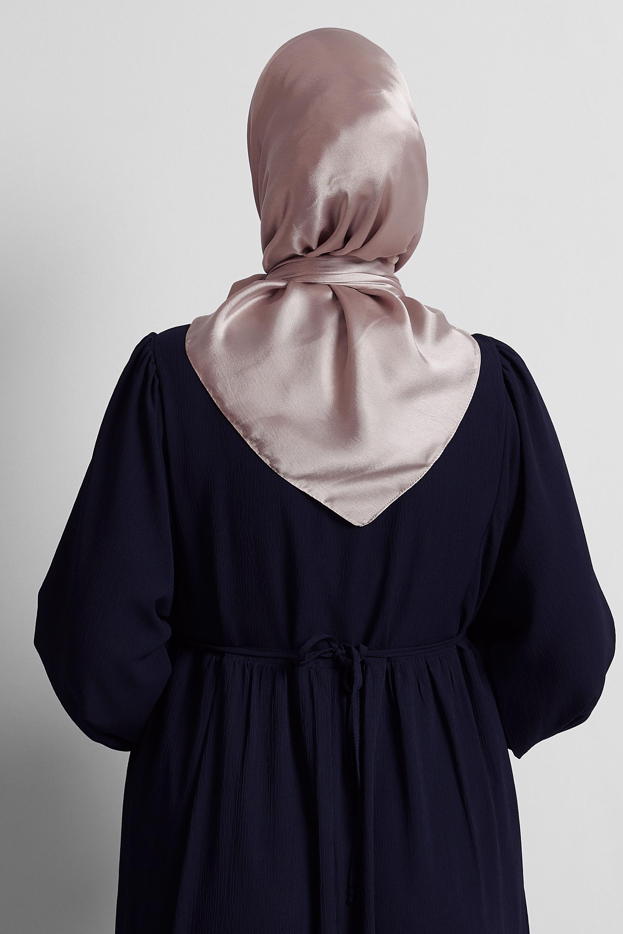 Tesettür giyim BEJ ALVİNA SATEN JANJAN EŞARP 8569