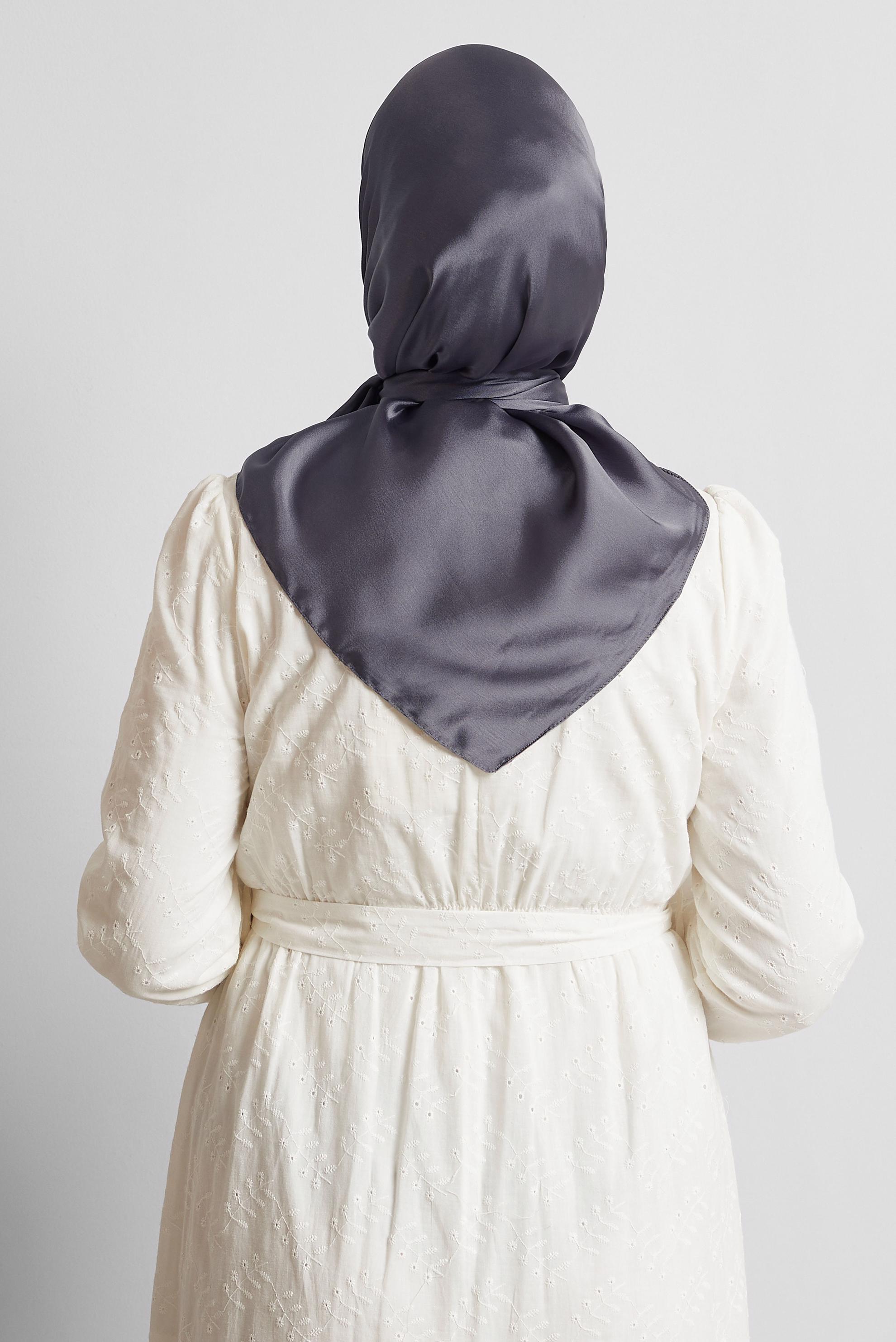 Tesettür giyim GRİ ALVİNA SATEN JANJAN EŞARP 8569