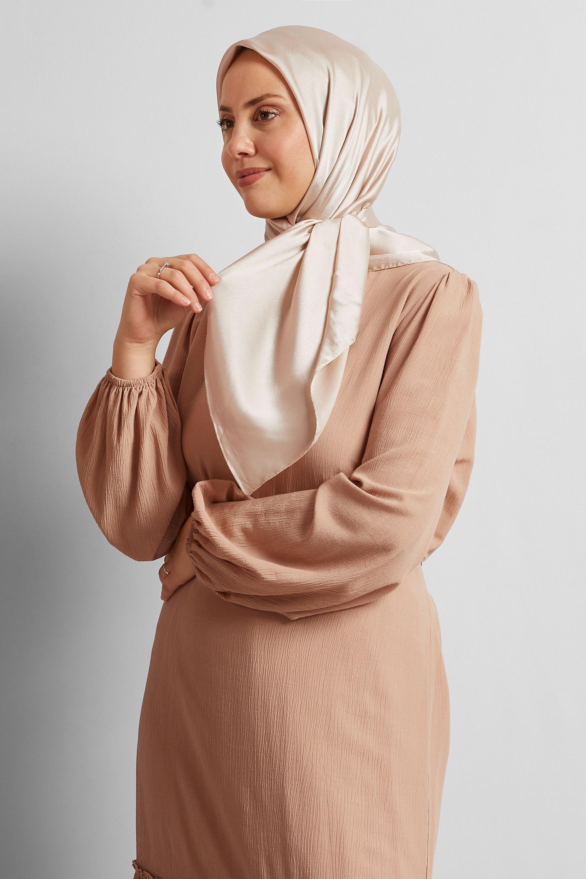 Tesettür giyim BEJ ALVİNA SATEN JANJAN EŞARP 8569