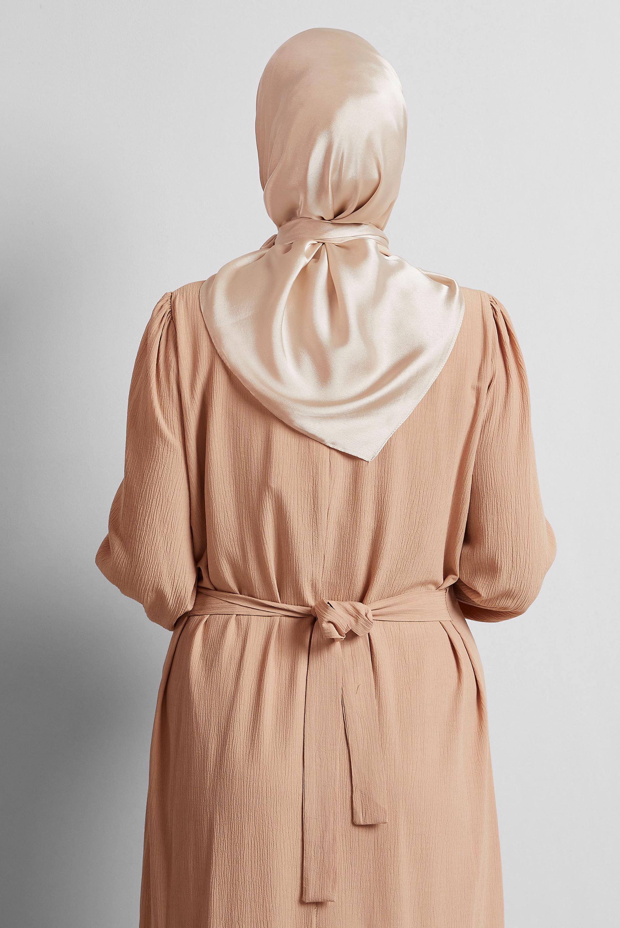 Tesettür giyim BEJ ALVİNA SATEN JANJAN EŞARP 8569