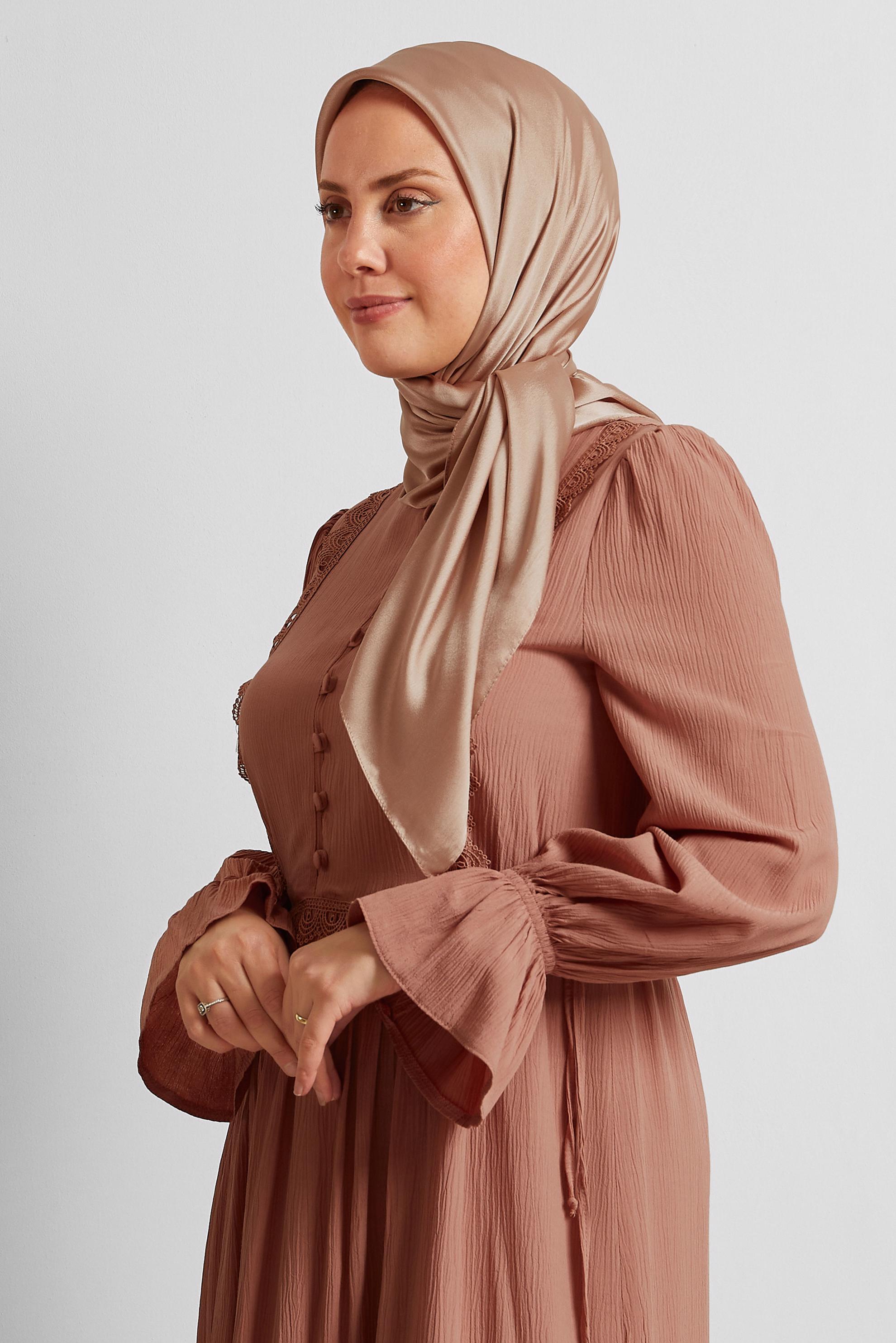 Tesettür giyim PUDRA ALVİNA SATEN JANJAN EŞARP 8569