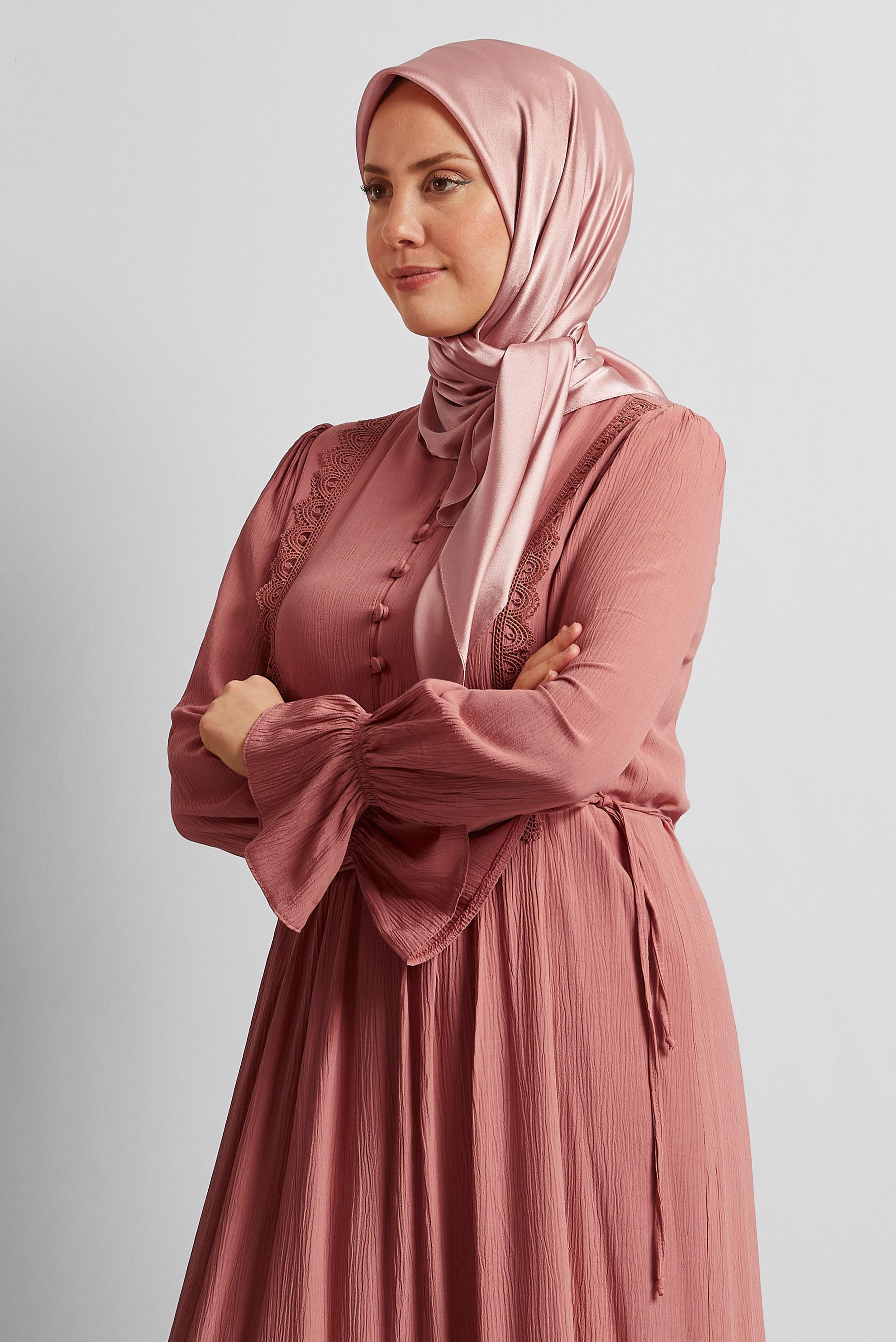 Tesettür giyim PEMBE ALVİNA SATEN JANJAN EŞARP 8569