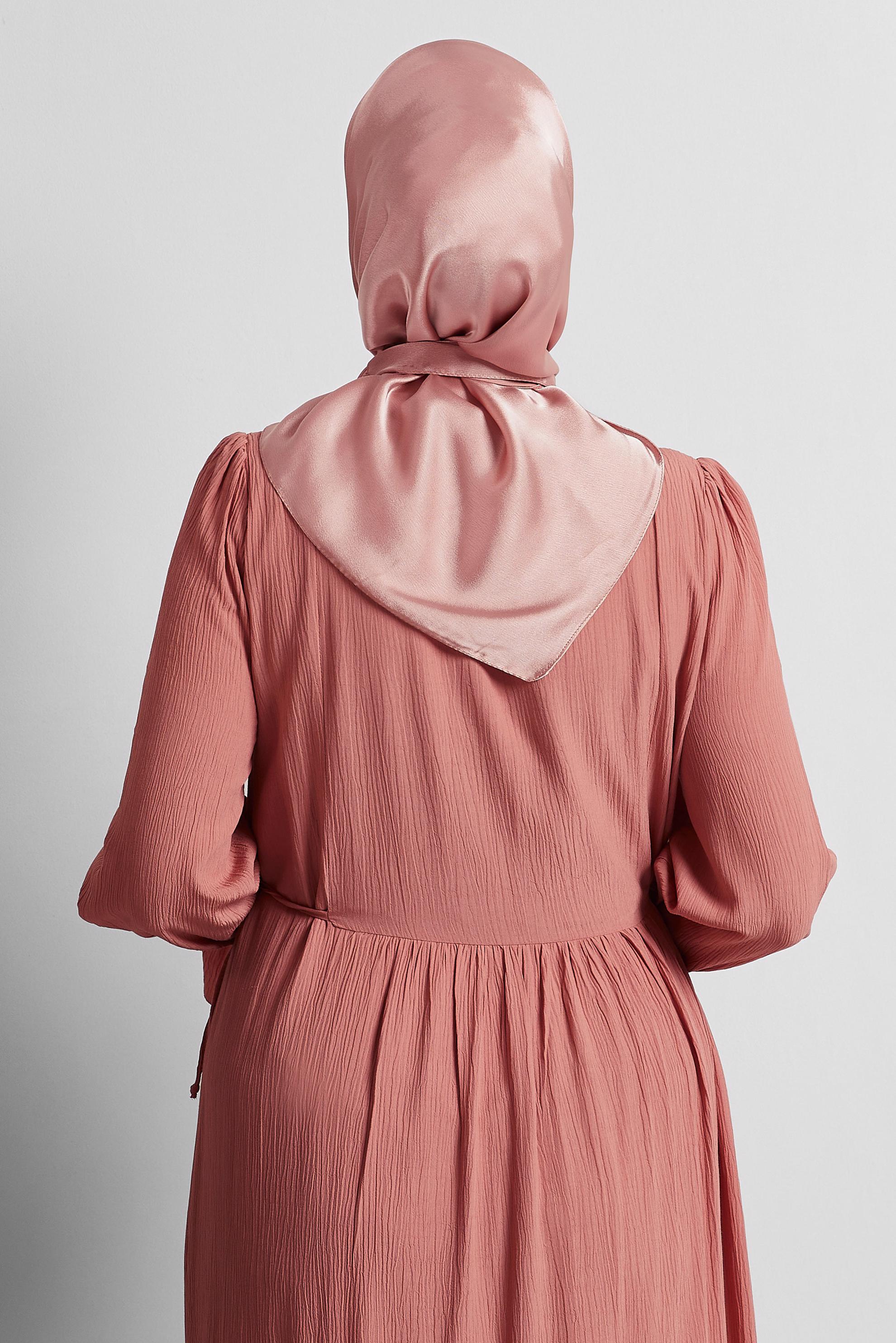 Tesettür giyim PEMBE ALVİNA SATEN JANJAN EŞARP 8569