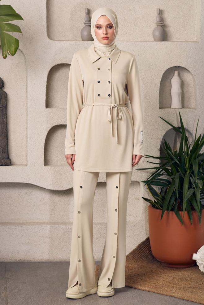 Hijab-Kleidung BEIGE TRAININGSANZUG-SET MIT GÜRTEL 45440 - ALVİNA