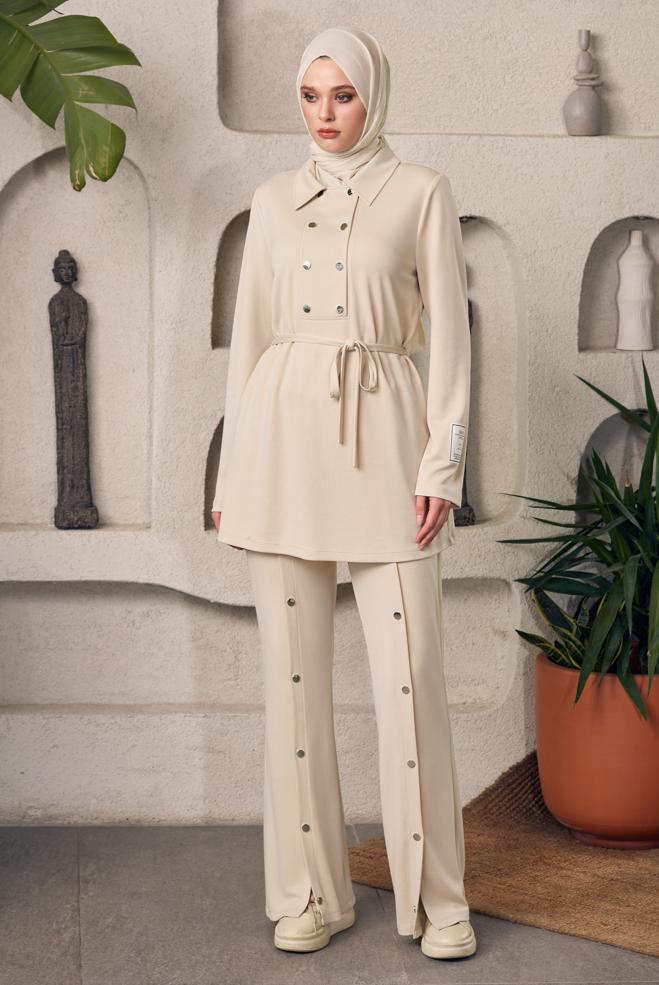 Hijab-Kleidung BEIGE TRAININGSANZUG-SET MIT GÜRTEL 45440 - ALVİNA