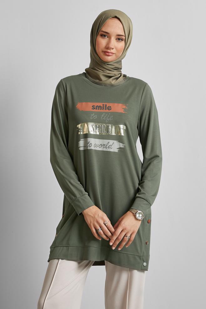 Vêtements hijab KAKI TUNIQUE DE SURVÊTEMENT IMPRIMÉE À SLOGAN 45603 - ALVİNA