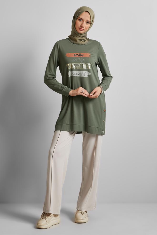 Vêtements hijab KAKI TUNIQUE DE SURVÊTEMENT IMPRIMÉE À SLOGAN 45603 - ALVİNA