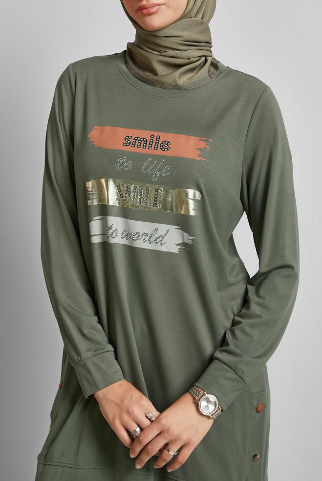 Vêtements hijab KAKI TUNIQUE DE SURVÊTEMENT IMPRIMÉE À SLOGAN 45603 - ALVİNA
