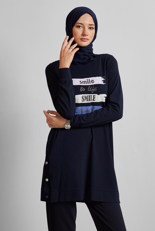 Hijab-Kleidung NAVY BLAU TRAININGSTUNIKA MIT SLOGAN-DRUCK 45603 - ALVİNA