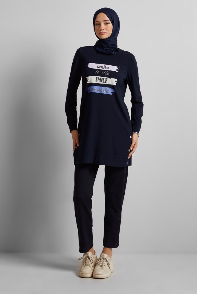 Hijab-Kleidung NAVY BLAU TRAININGSTUNIKA MIT SLOGAN-DRUCK 45603 - ALVİNA