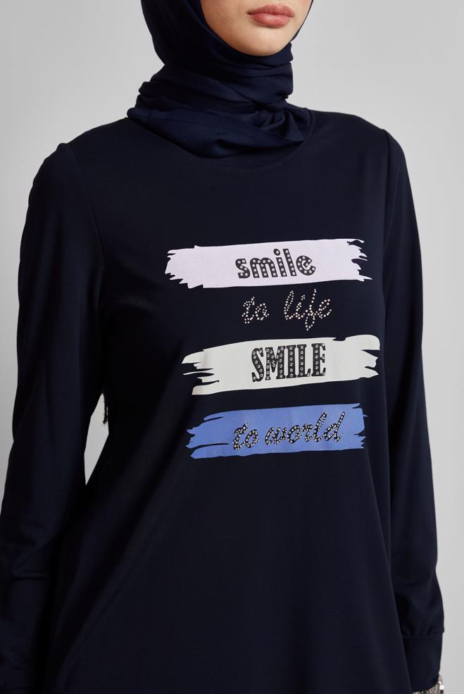 Hijab-Kleidung NAVY BLAU TRAININGSTUNIKA MIT SLOGAN-DRUCK 45603 - ALVİNA