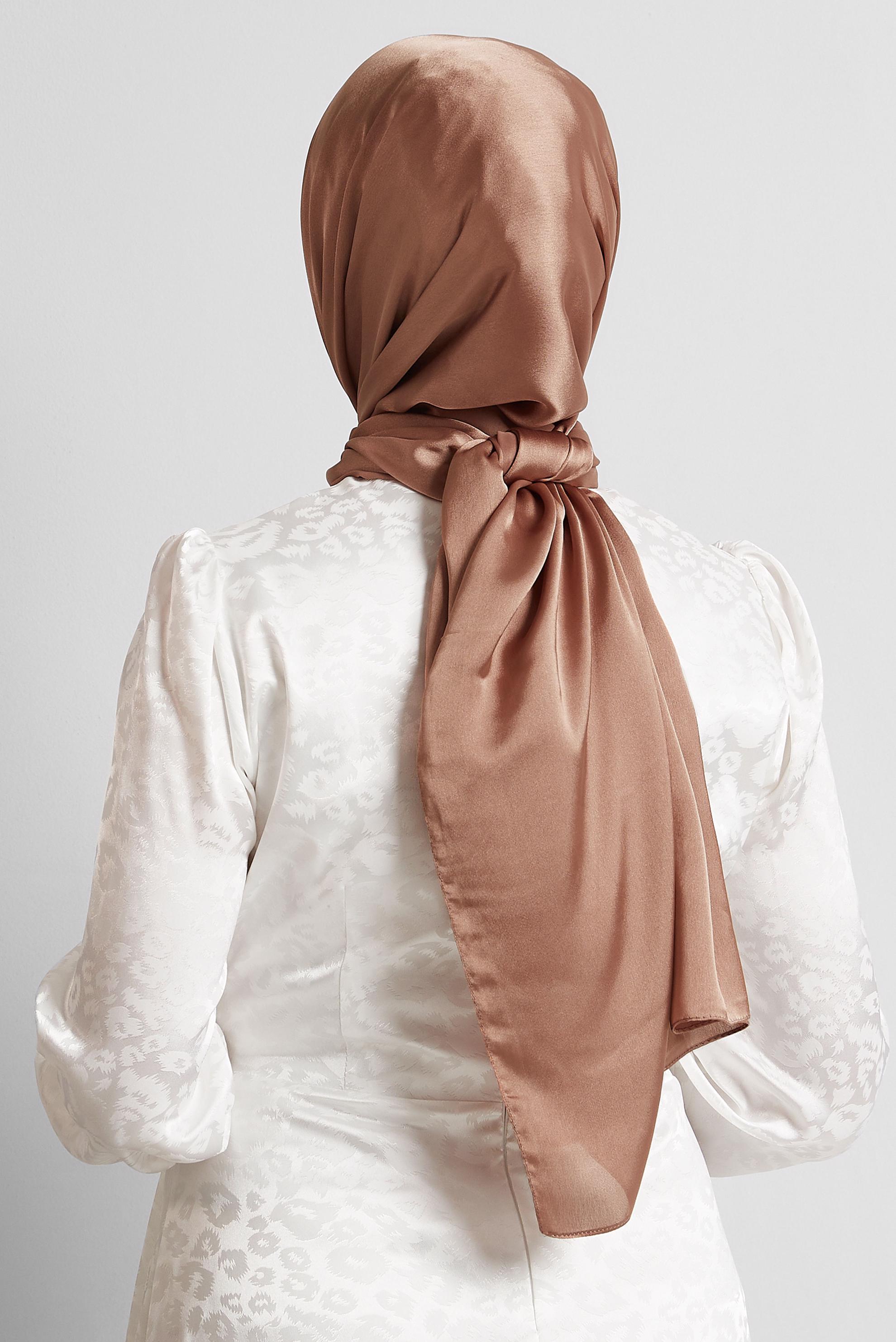 Vêtements hijab BRUN CHÂLE EN SATIN ALVINA 8570