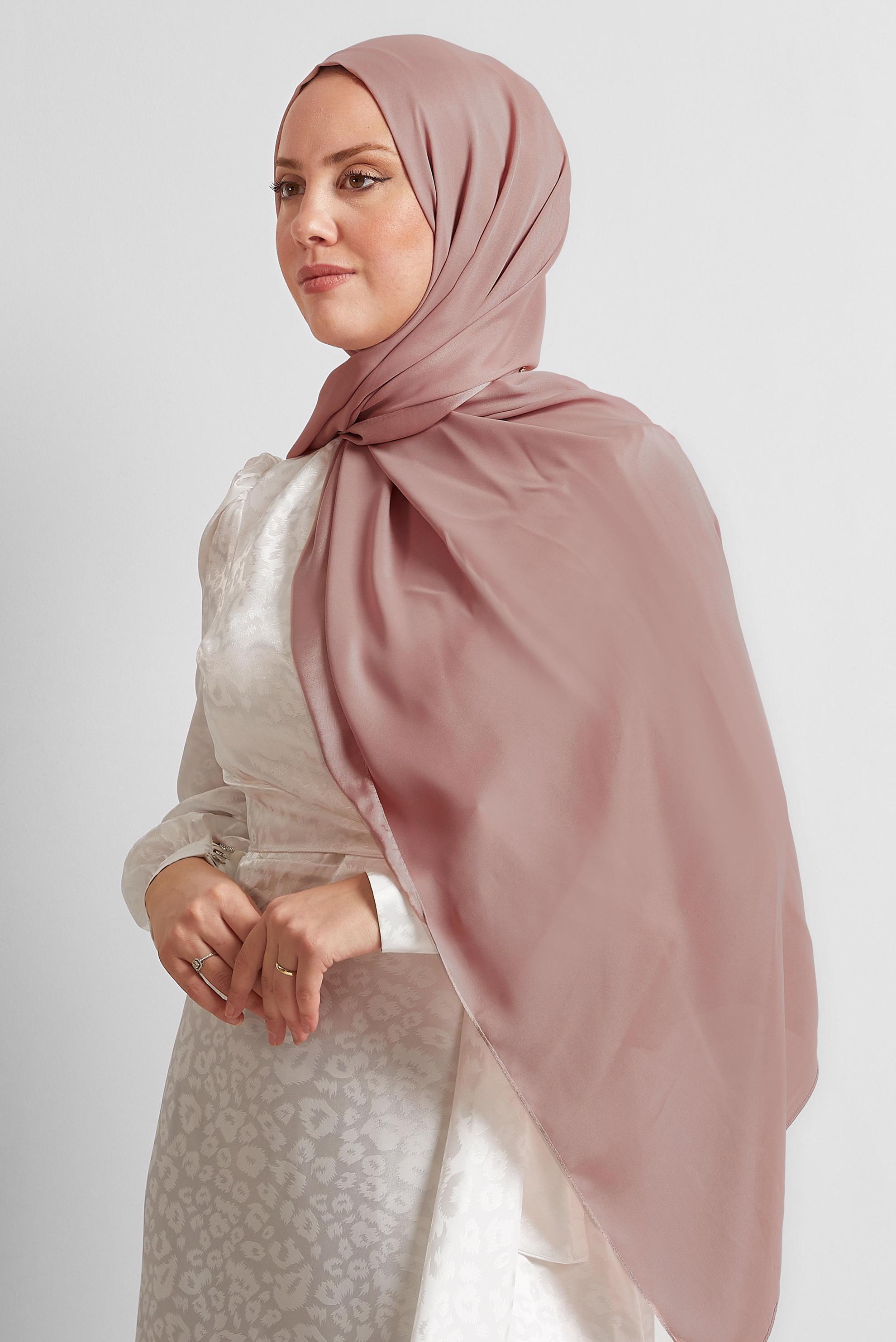 Vêtements hijab POUDRE CHÂLE EN SATIN ALVINA 8570