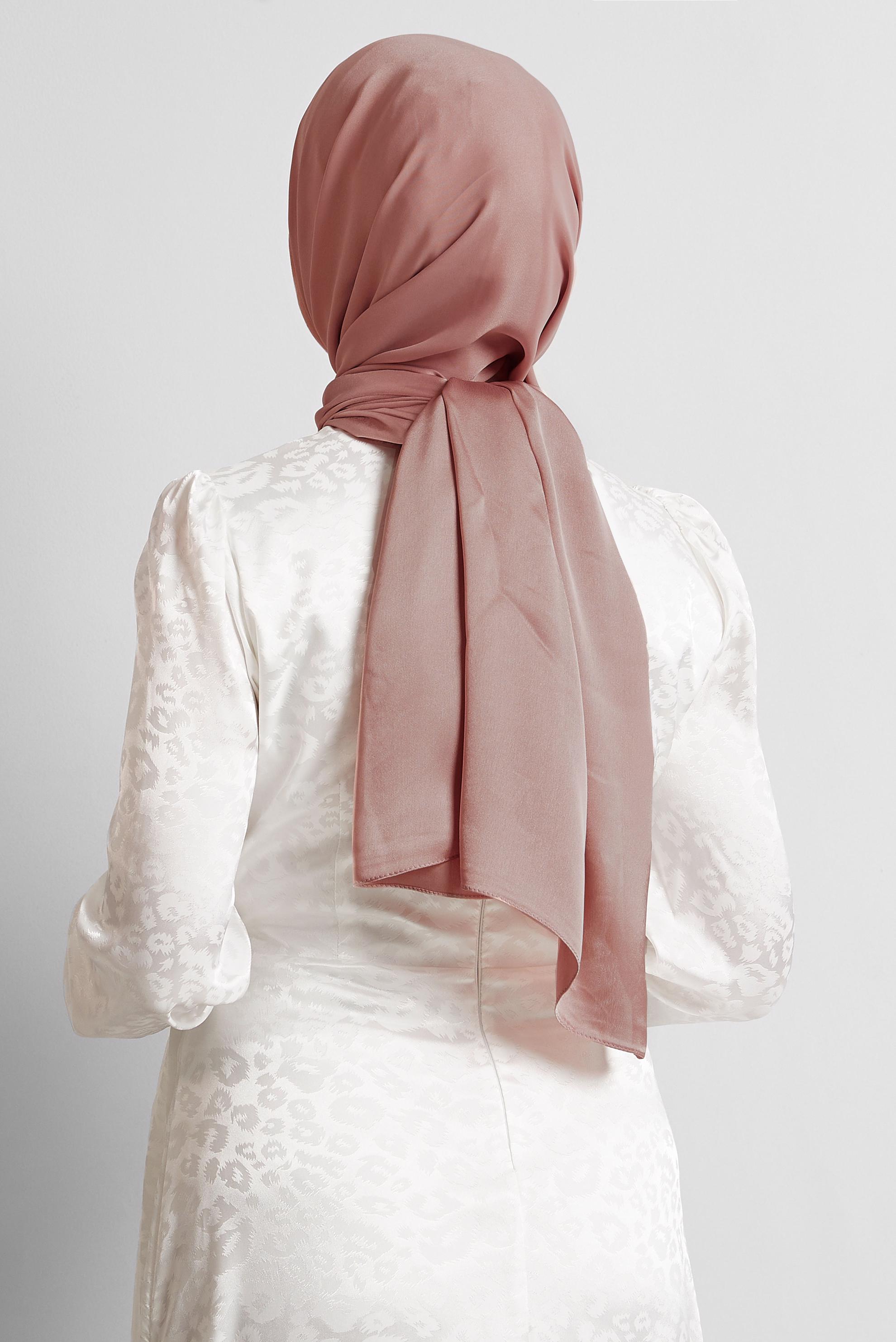Vêtements hijab POUDRE CHÂLE EN SATIN ALVINA 8570