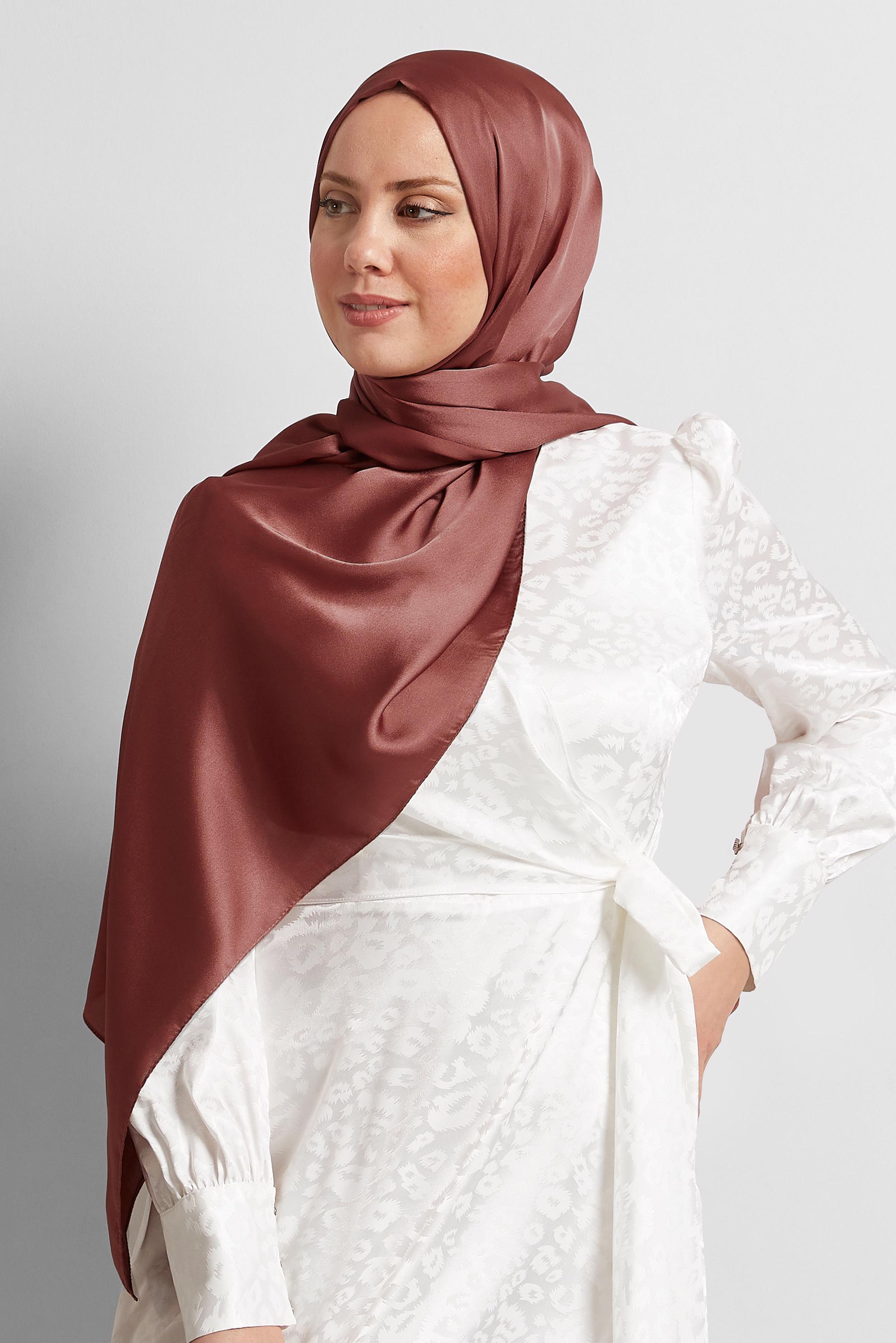 Vêtements hijab BRUN CHÂLE EN SATIN ALVINA 8570