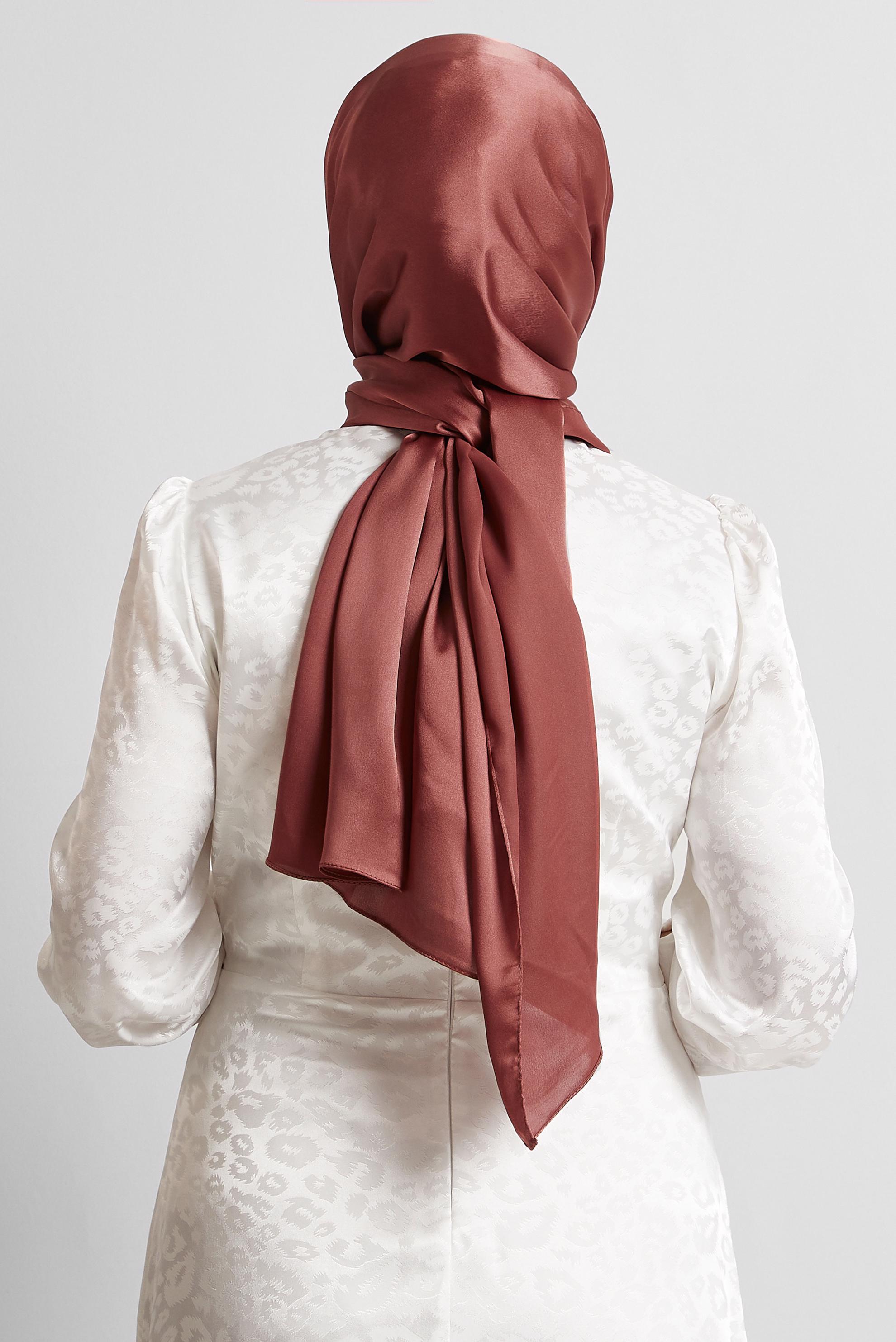 Vêtements hijab BRUN CHÂLE EN SATIN ALVINA 8570