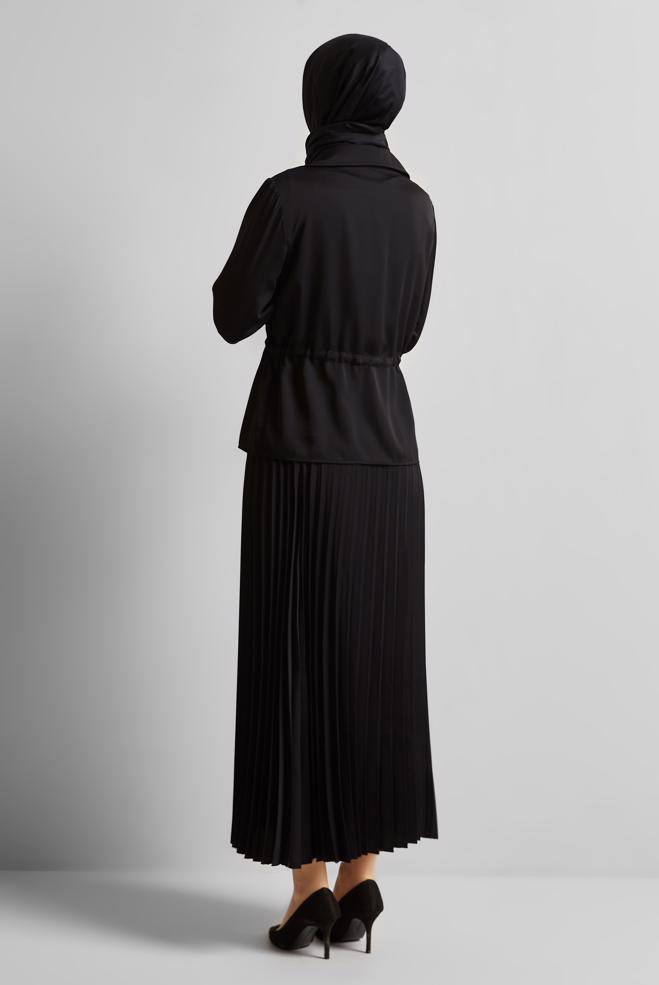 Hijab-Kleidung SCHWARZ ANZUG AUS SATIN MIT FALTENROCK 45385 - ALVİNA