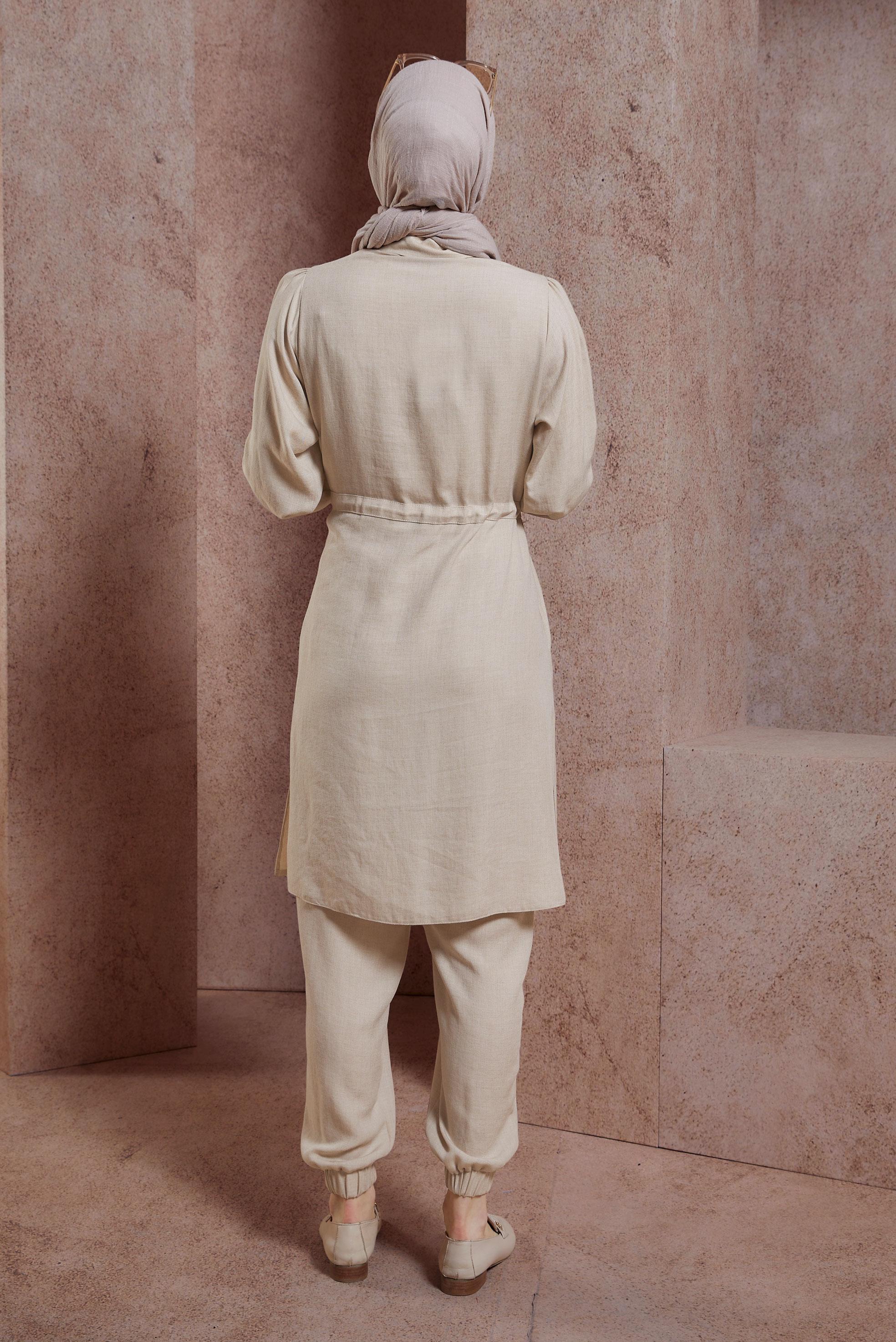 Tesettür giyim BEJ BELDEN BÜZGÜLÜ PANTOLONLU TAKIM 44414