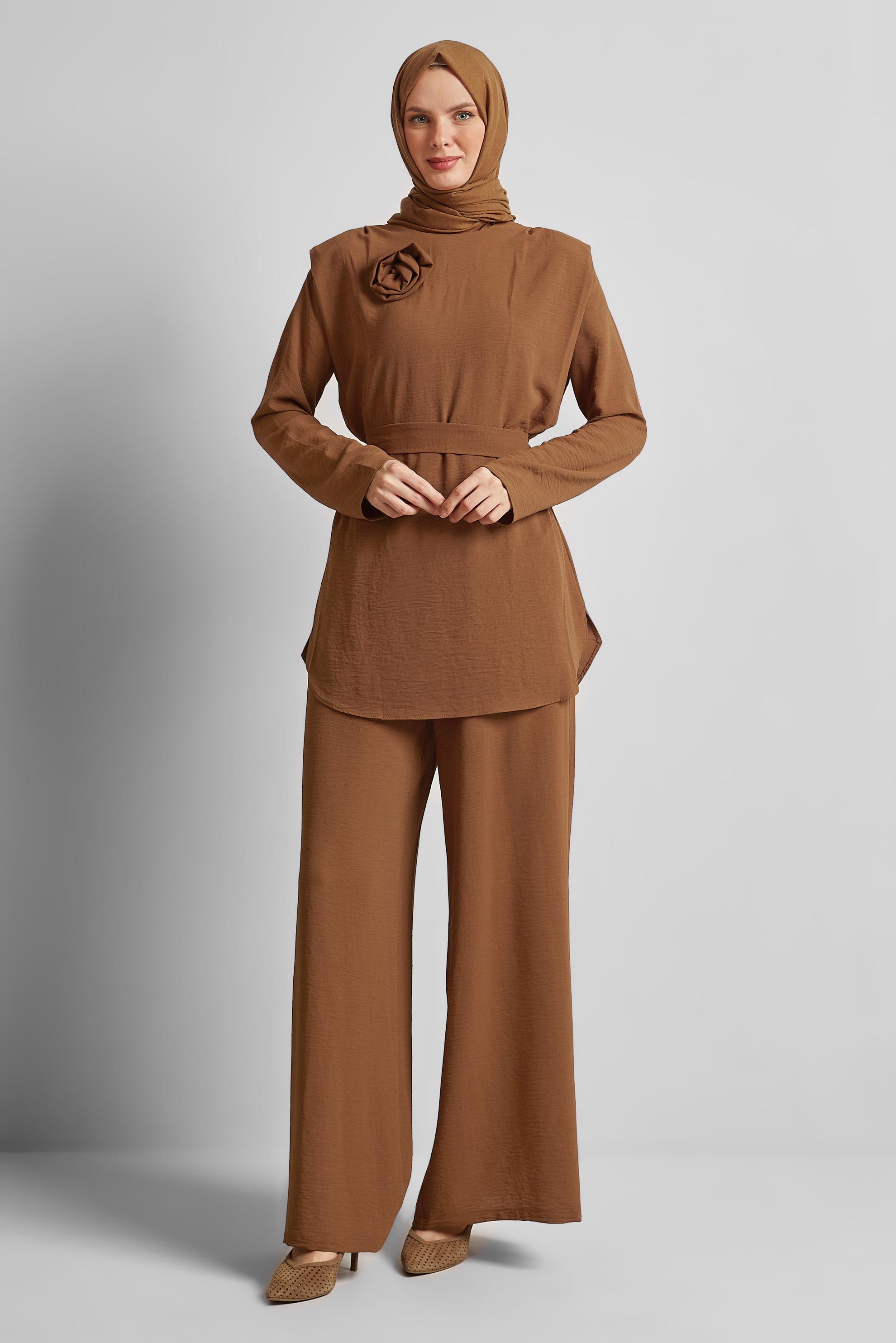 Tesettür giyim TABA BROŞ DETAYLI PANTOLONLU TAKIM 44758