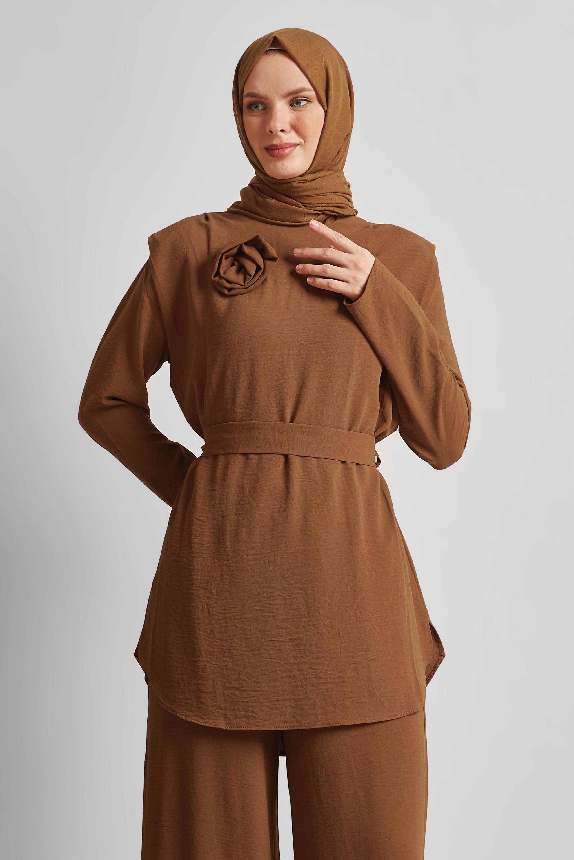 Tesettür giyim TABA BROŞ DETAYLI PANTOLONLU TAKIM 44758