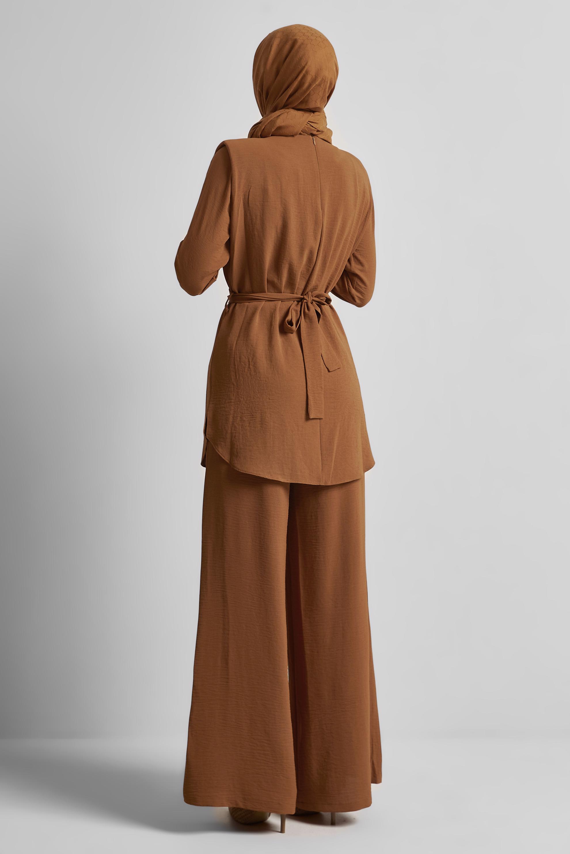 Tesettür giyim TABA BROŞ DETAYLI PANTOLONLU TAKIM 44758