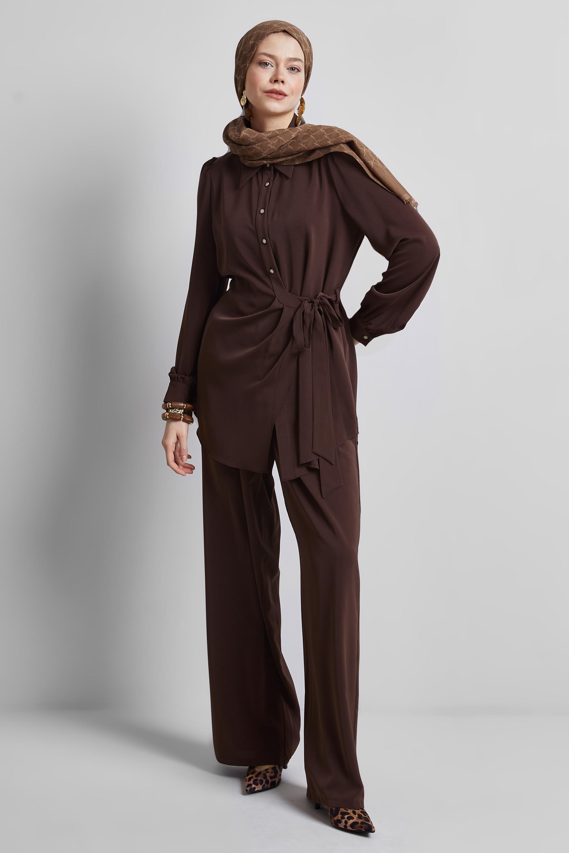 Tesettür giyim KAHVE BAĞLAMA DETAYLI PANTOLONLU TAKIM 45370