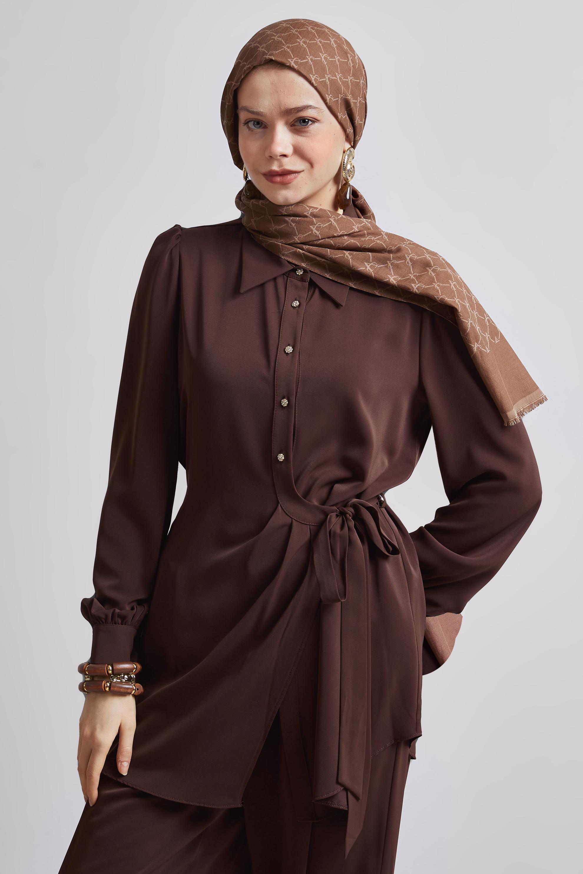 Tesettür giyim KAHVE BAĞLAMA DETAYLI PANTOLONLU TAKIM 45370