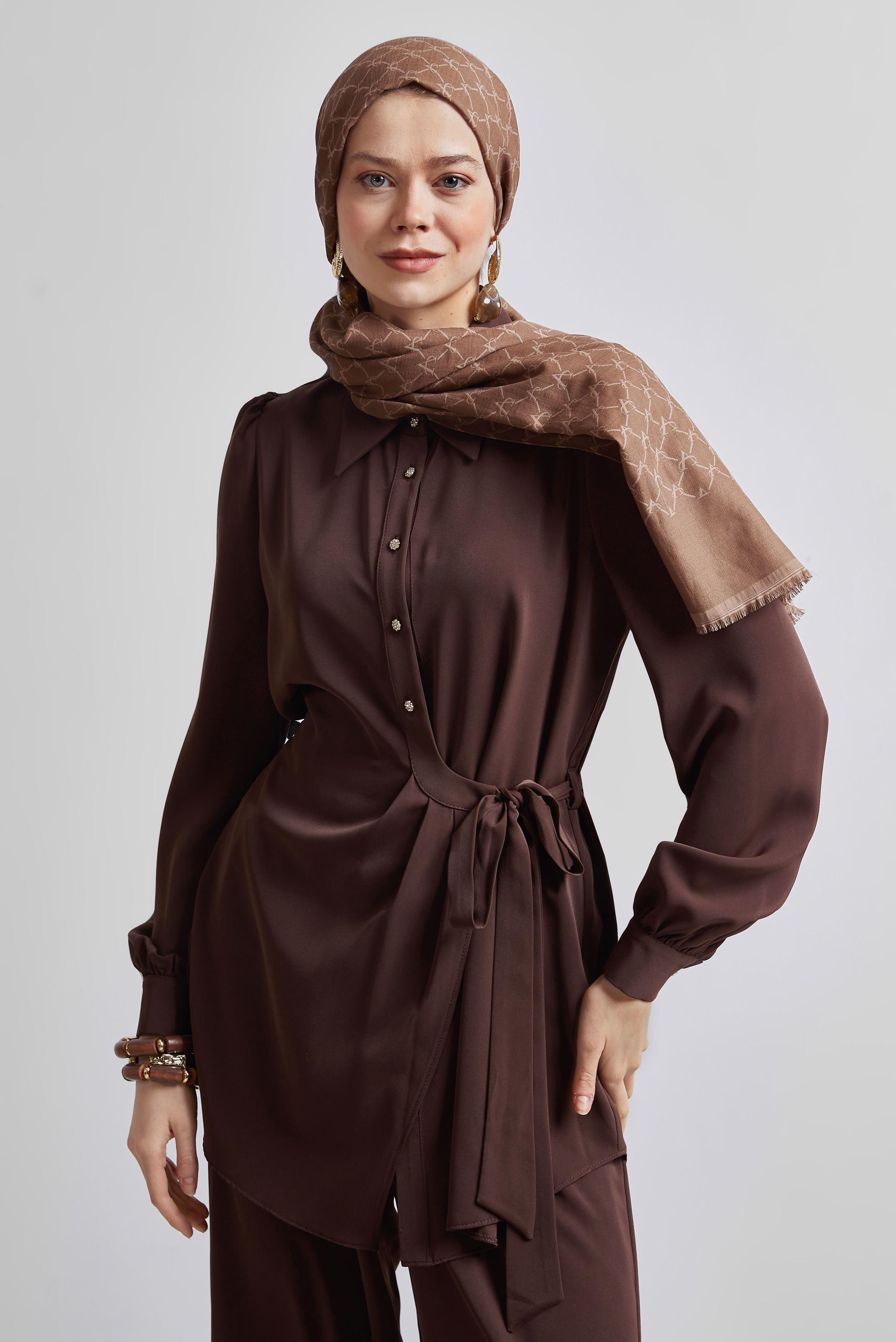 Tesettür giyim KAHVE BAĞLAMA DETAYLI PANTOLONLU TAKIM 45370