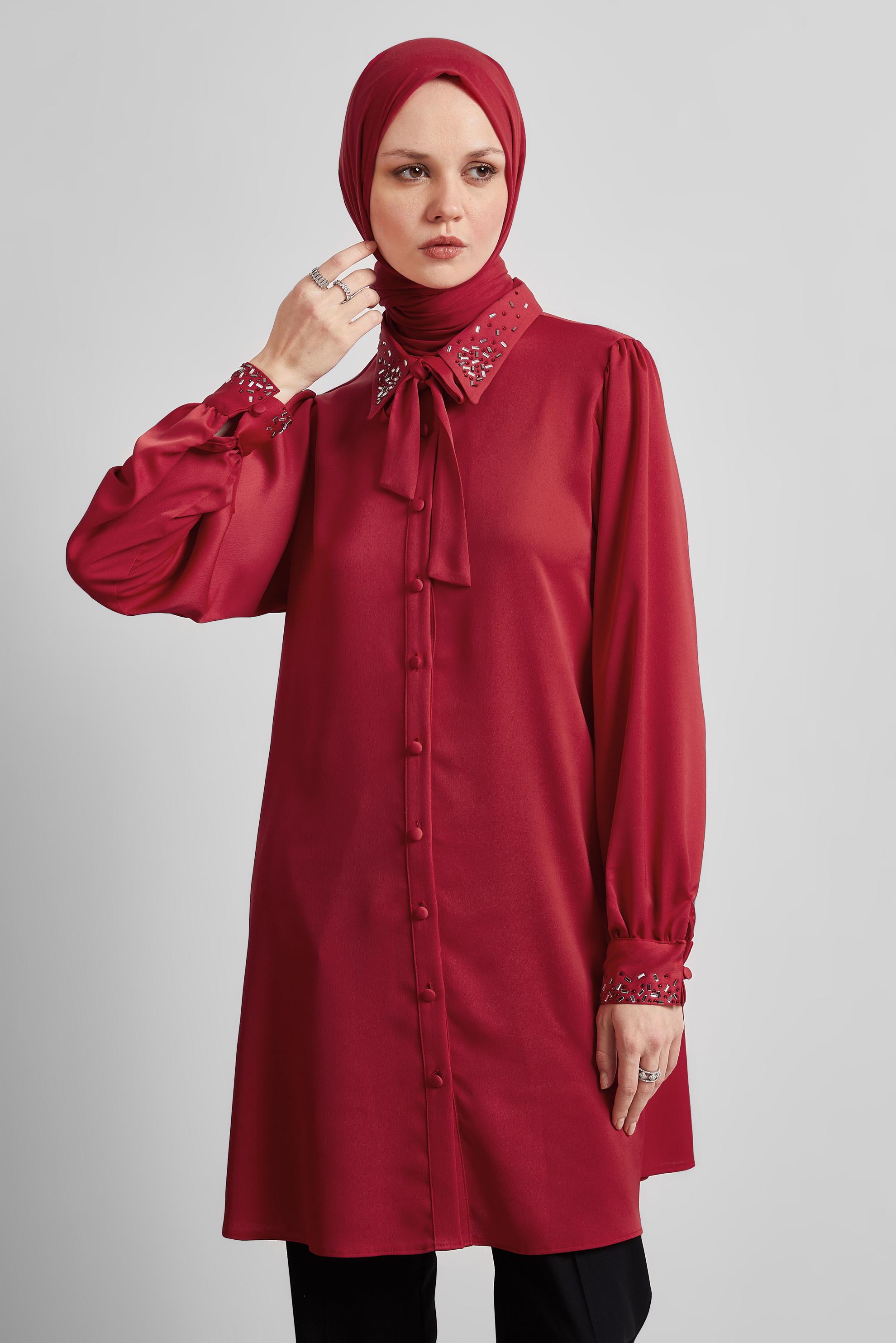 Tesettür giyim KIRMIZI TAŞ DETAYLI SATEN TUNİK 45323