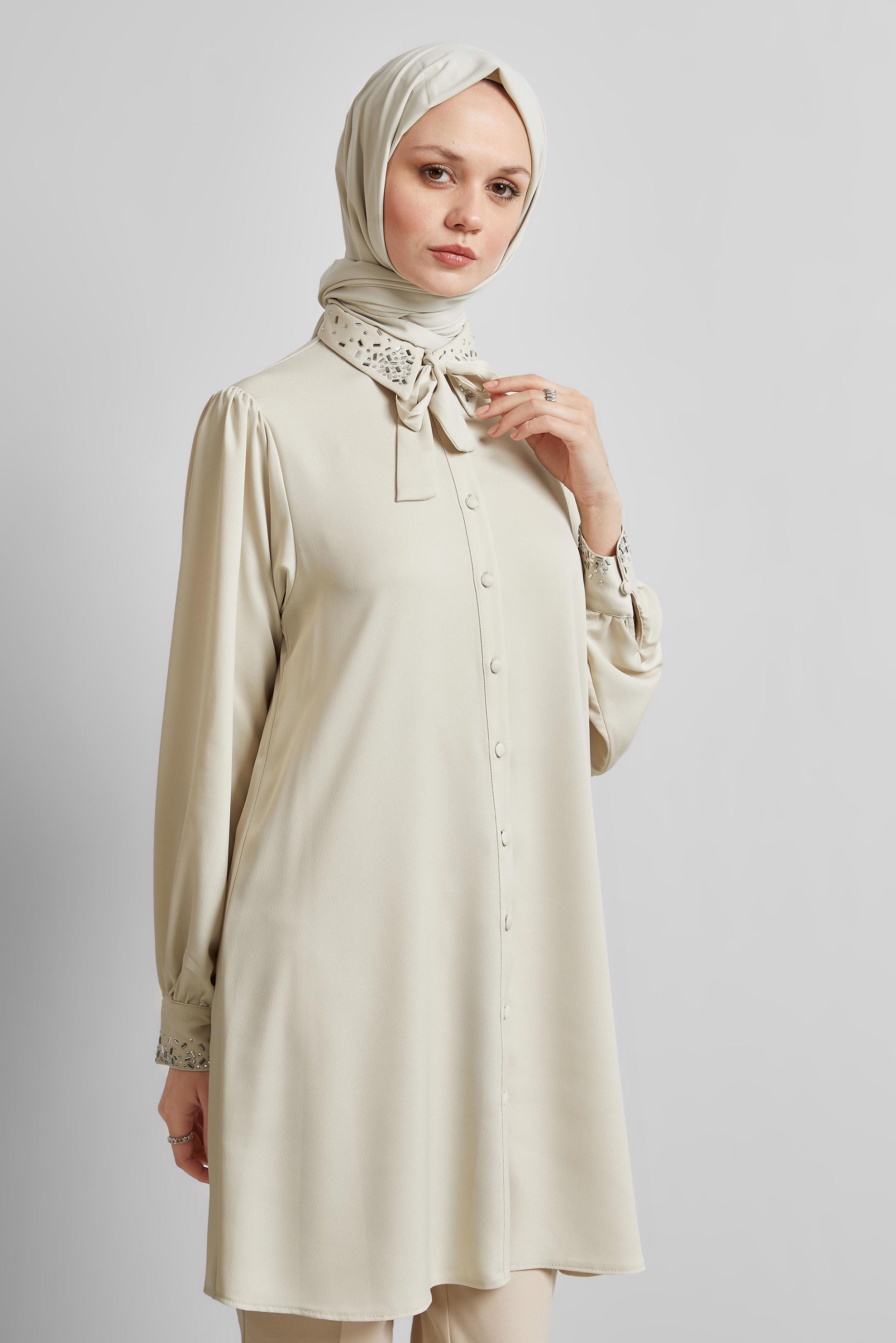 Tesettür giyim BEJ TAŞ DETAYLI SATEN TUNİK 45323