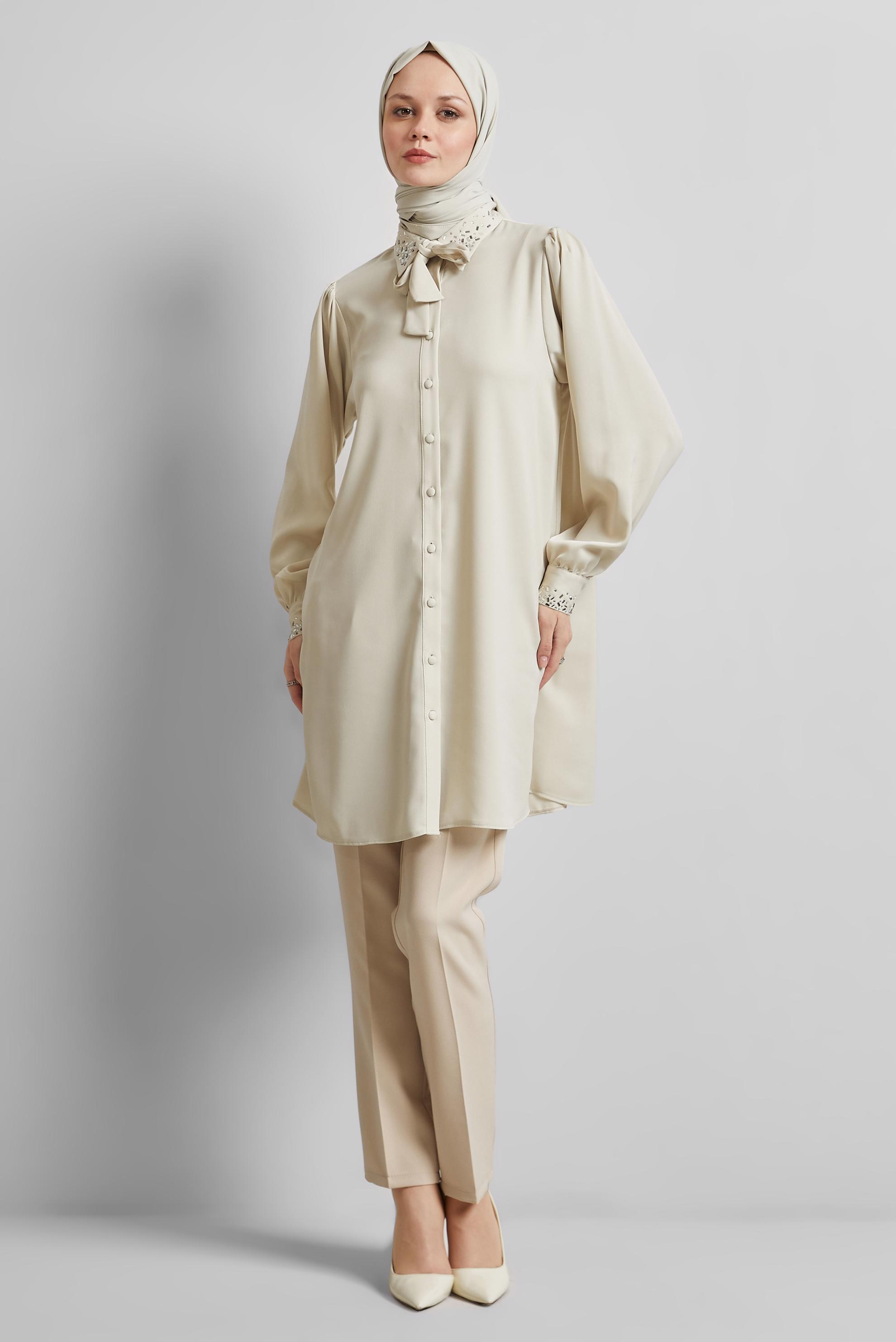 Tesettür giyim BEJ TAŞ DETAYLI SATEN TUNİK 45323
