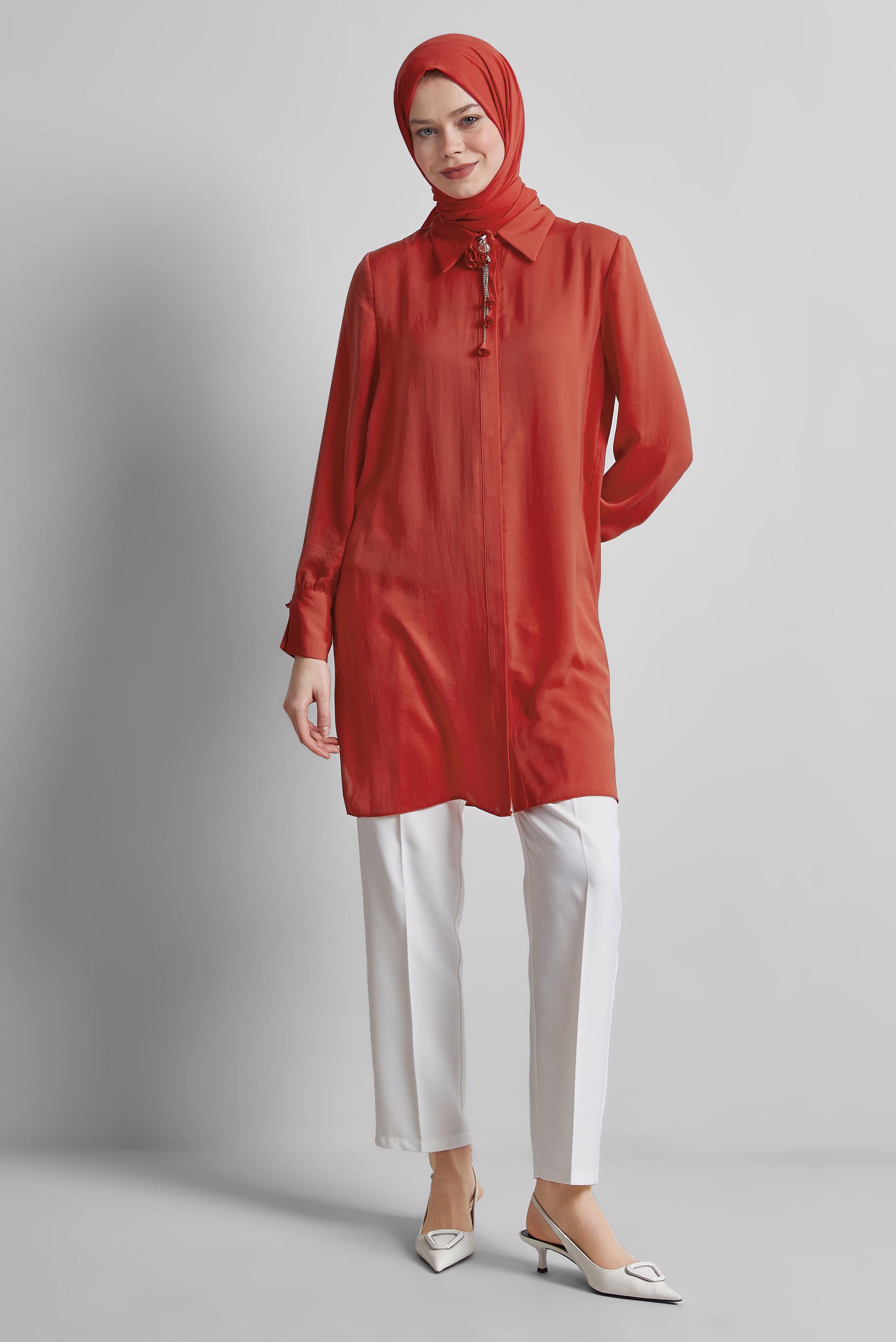 Tesettür giyim KIRMIZI BROŞ DETAYLI TUNİK 45373