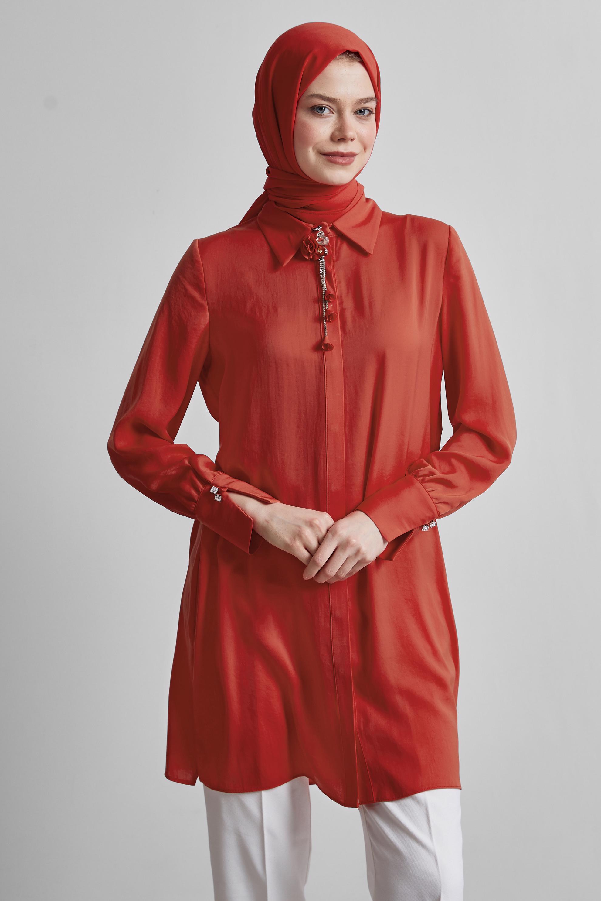 Tesettür giyim KIRMIZI BROŞ DETAYLI TUNİK 45373