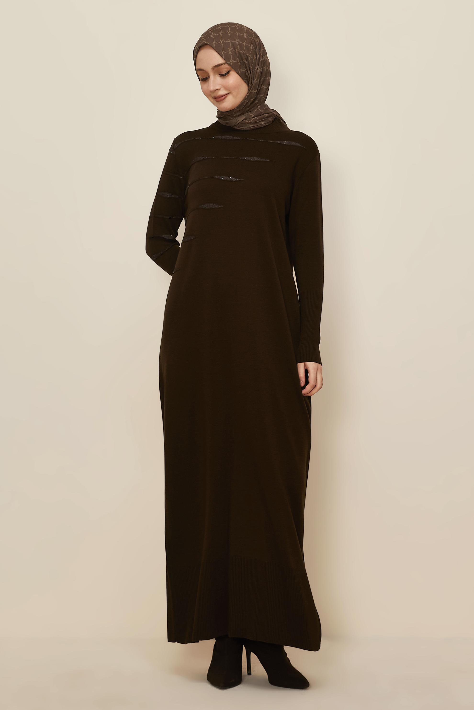Tesettür giyim KAHVE PUL İŞLEMELİ TRİKO ELBİSE 45822