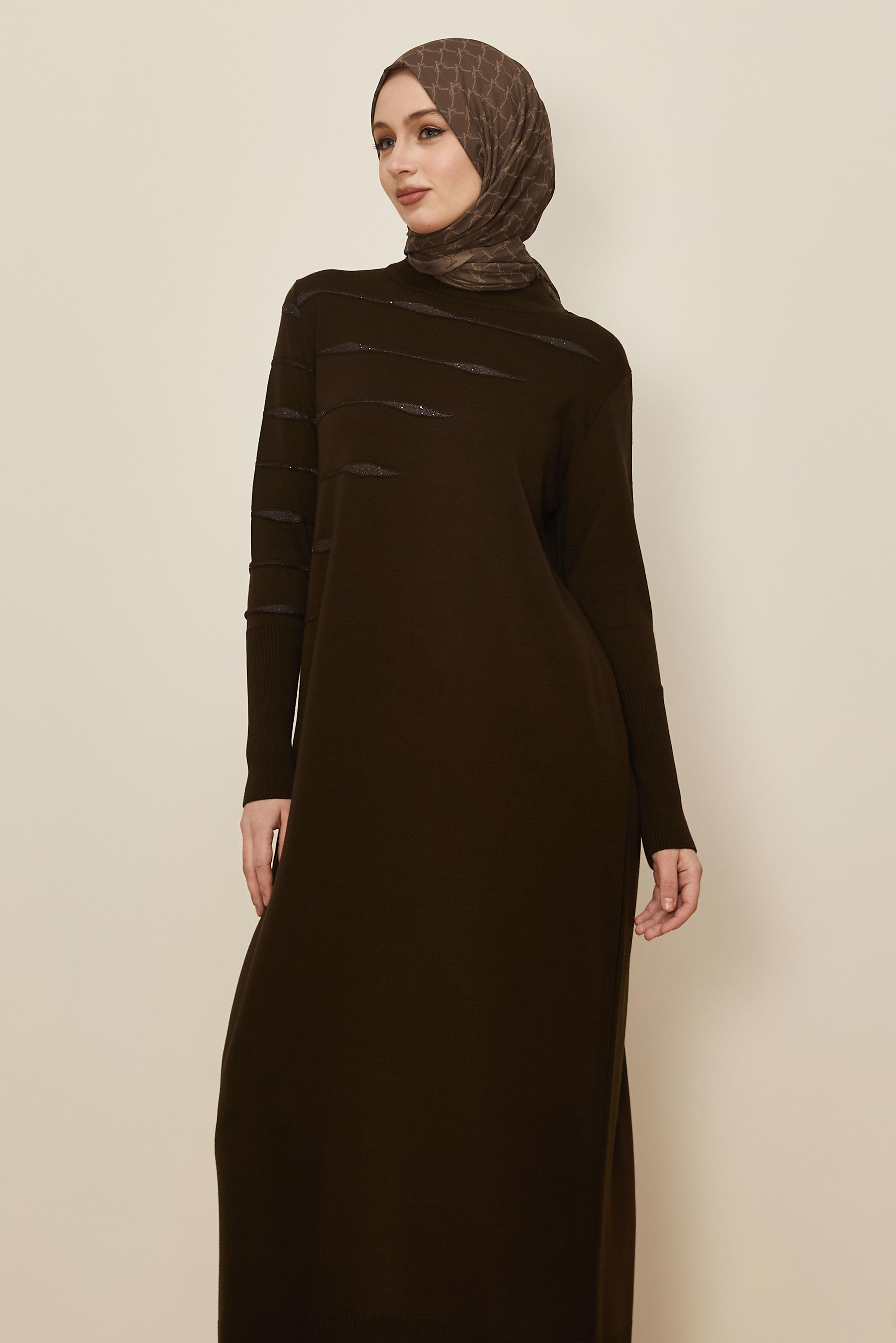 Tesettür giyim KAHVE PUL İŞLEMELİ TRİKO ELBİSE 45822