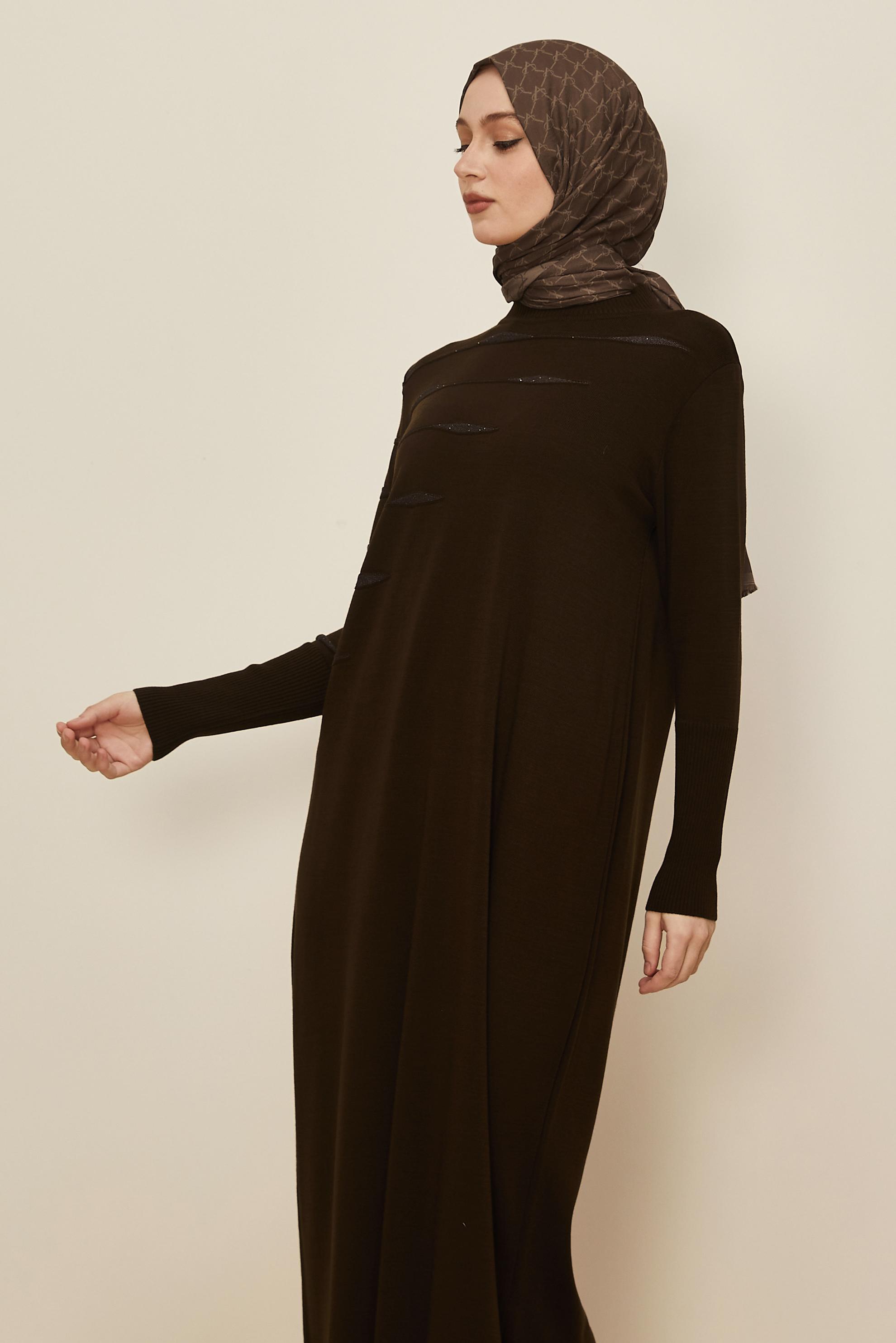 Tesettür giyim KAHVE PUL İŞLEMELİ TRİKO ELBİSE 45822