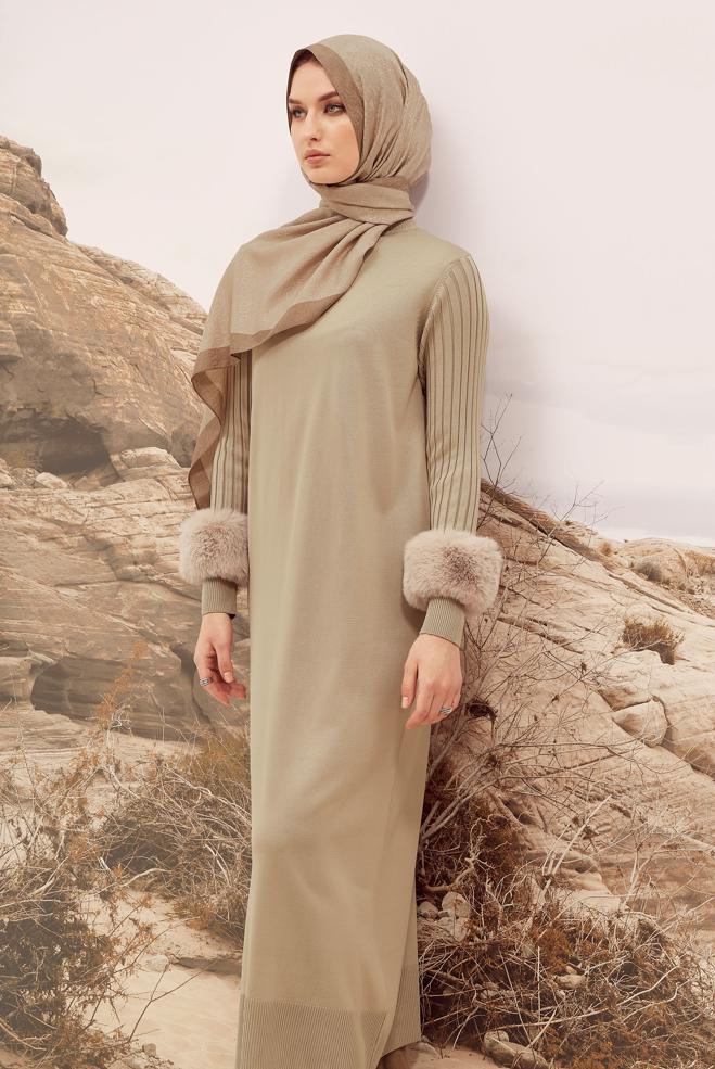 Tesettür giyim BEJ KÜRK DETAYLI TRİKO ELBİSE 45890 - ALVİNA