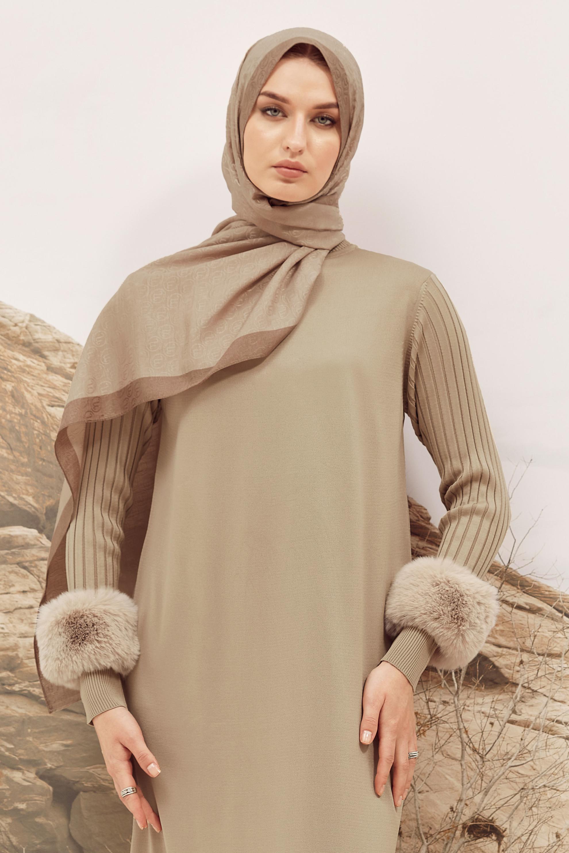 Tesettür giyim BEJ KÜRK DETAYLI TRİKO ELBİSE 45890